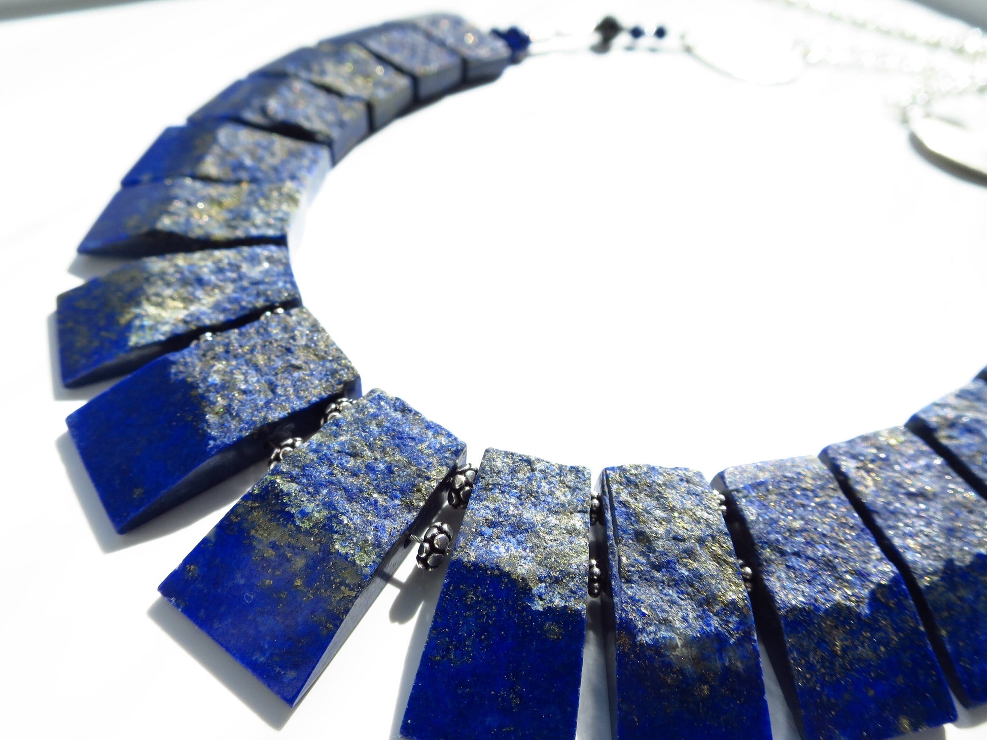 Kleopatra Lapis Lazuli Kette blau Natur Pyrite Natur Steine Natürlicher unbehandelter Lapislazuli Sterling Silber beide Seiten tragbar