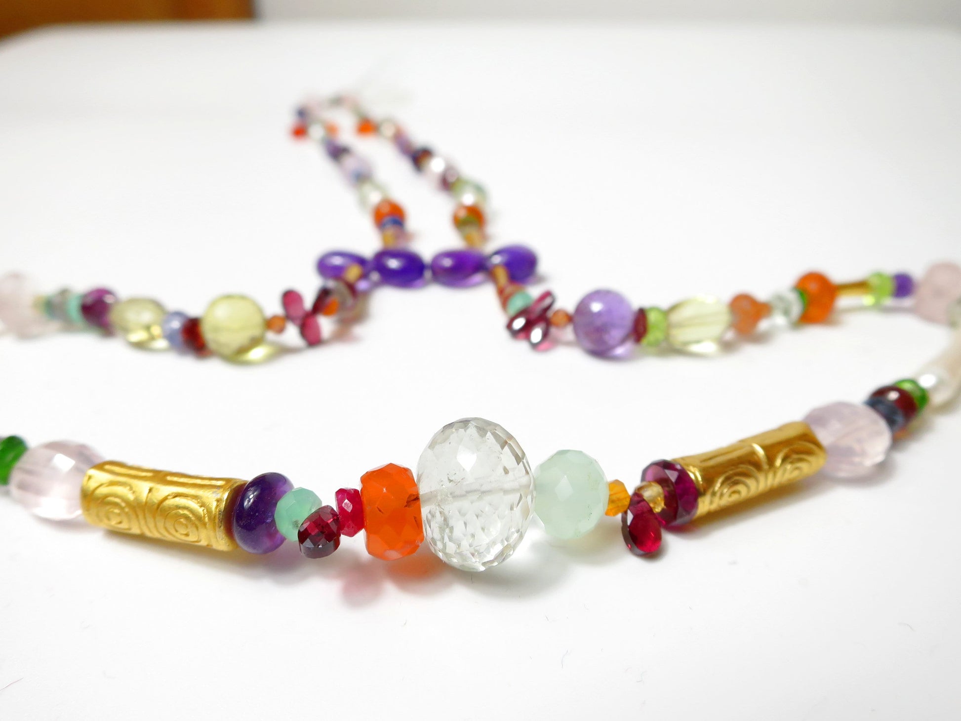 Bunte 73 cm lange Edelstein-Halskette, Collier, natürlicher Saphir, Karneol, Kyanit, Amethyst, natürliche Edelsteine, goldfilled