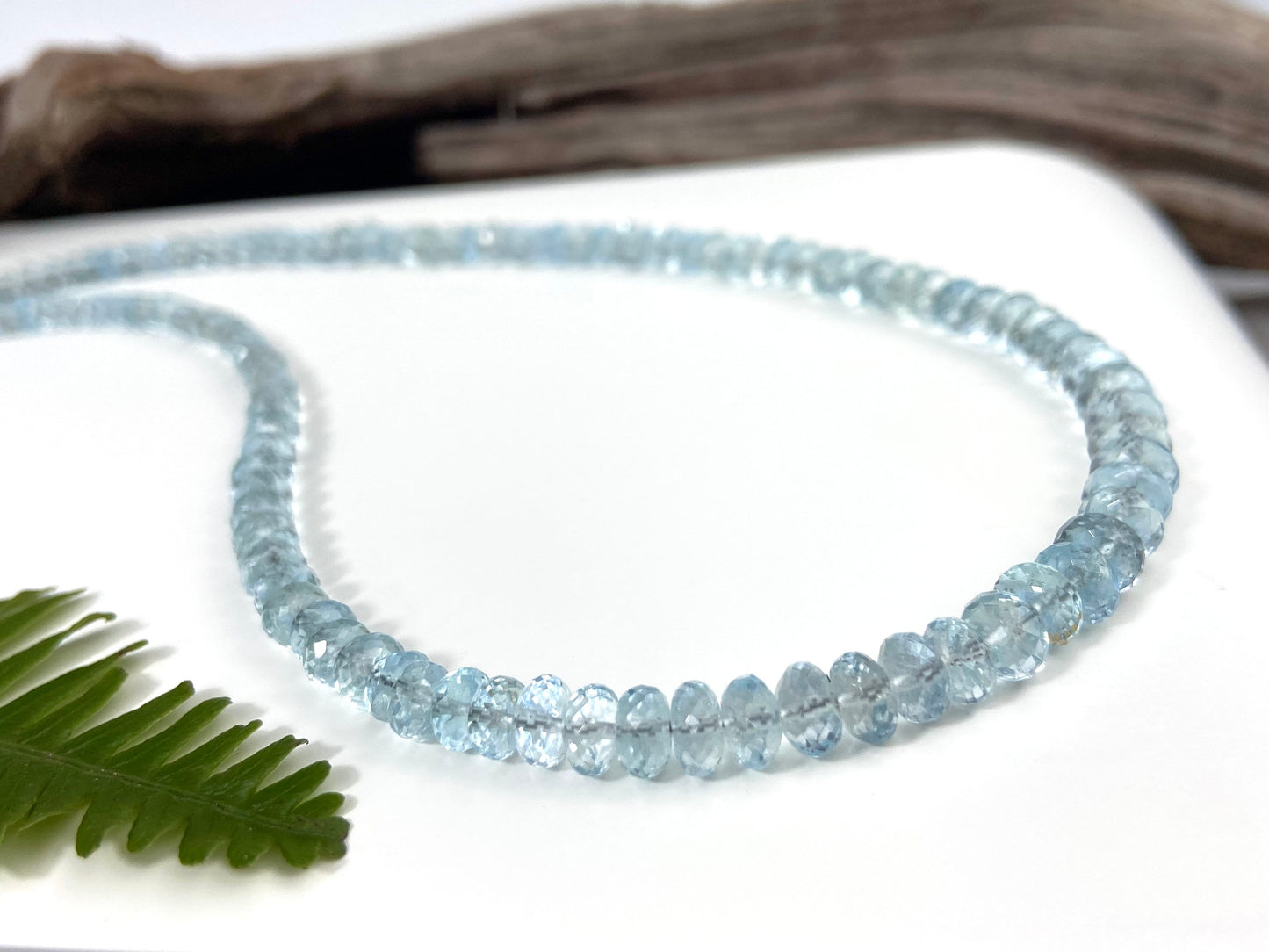Brillante Aquamarin-Halskette mit rhodiniertem Sterlingsilber Verschluss, facettierte Aquamarin-Perlen, blauer natürlicher blauer Aquamarin