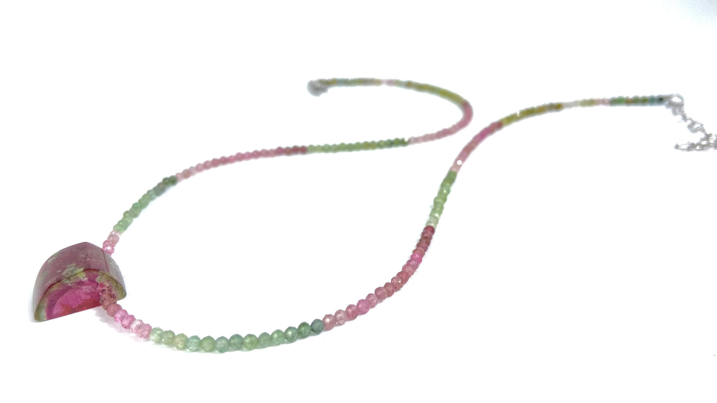 Zarte Turmalin-Halskette mit kleinem Wassermelonen Turmalin, grün, rosa, facettierte Kette mit Sterling-Silber-Verschluss