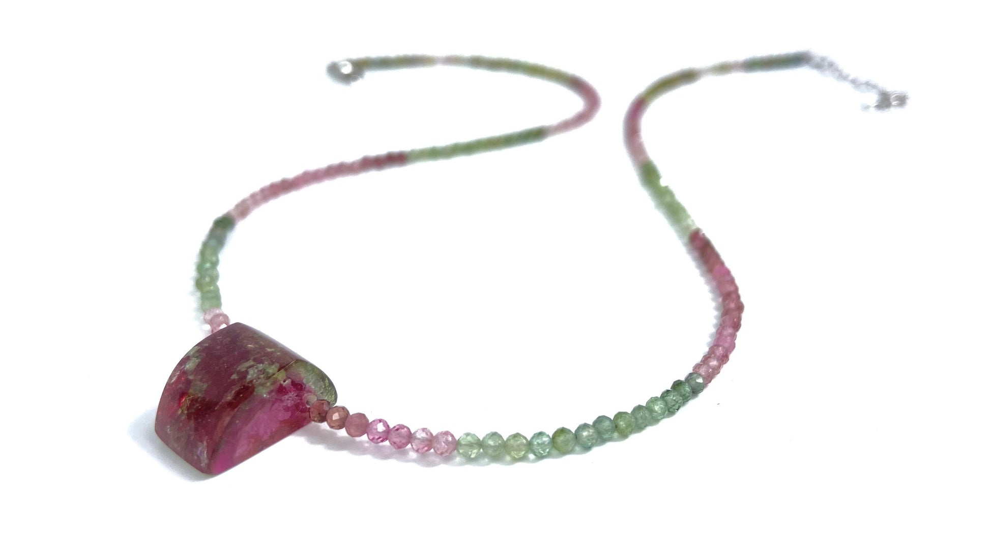 Zarte Turmalin-Halskette mit kleinem Wassermelonen Turmalin, grün, rosa, facettierte Kette mit Sterling-Silber-Verschluss