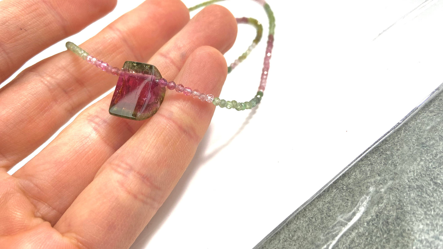 Zarte Turmalin-Halskette mit kleinem Wassermelonen Turmalin, grün, rosa, facettierte Kette mit Sterling-Silber-Verschluss