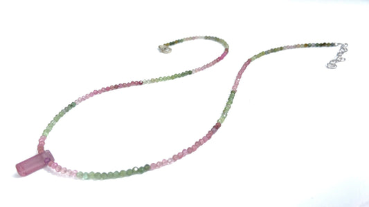 Zarte Turmalin-Halskette mit kleinem rosa Turmalin, grün, rosa, facettierte Kette mit Sterling-Silber-Verschluss