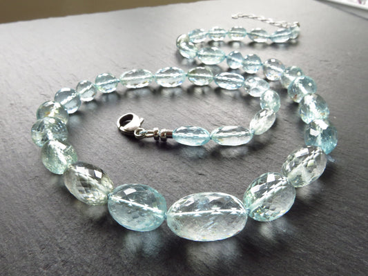 Große funkelnde natürliche Aquamarin-Halskette, blaues Aquamarin-Collier mit großen facettierten Perlen und Verschluss aus Sterlingsilber