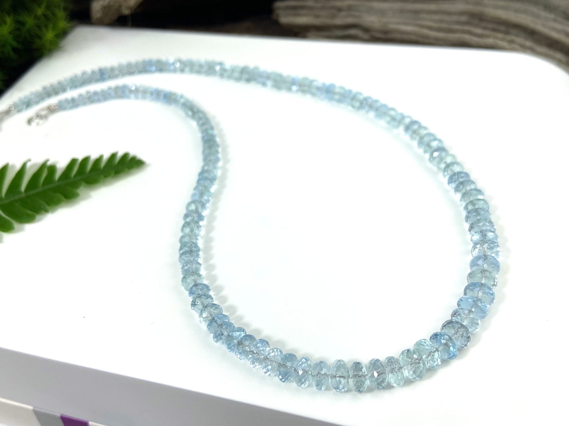 Brillante Aquamarin-Halskette mit rhodiniertem Sterlingsilber Verschluss, facettierte Aquamarin-Perlen, blauer natürlicher blauer Aquamarin