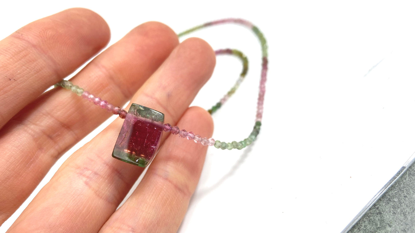 Zarte Turmalin-Halskette mit kleinem Wassermelonen Turmalin, grün, rosa, facettierte Kette mit Sterling-Silber-Verschluss