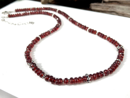 Fantastische Mosambik-Granat-Halskette, rotes Edelstein-Collier aus 925er Sterlingsilber, facettierte Perlen, natürliche Edelsteine