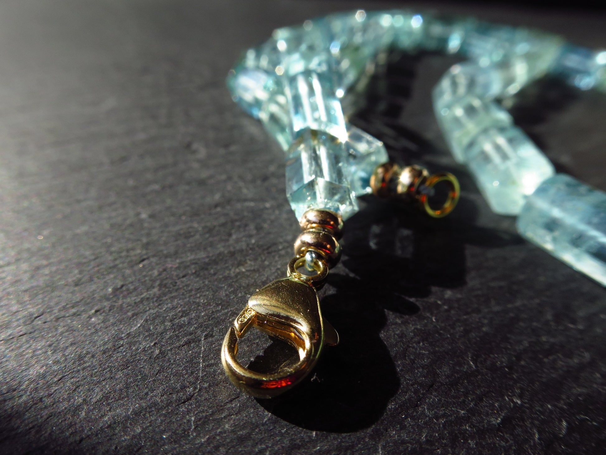 Brillante Aquamarin-Halskette 9 Karat massiv Gold Verschluss, Spitzen poliert Aquamarin Natur unbehandleter Edelstein Seide geknüpft