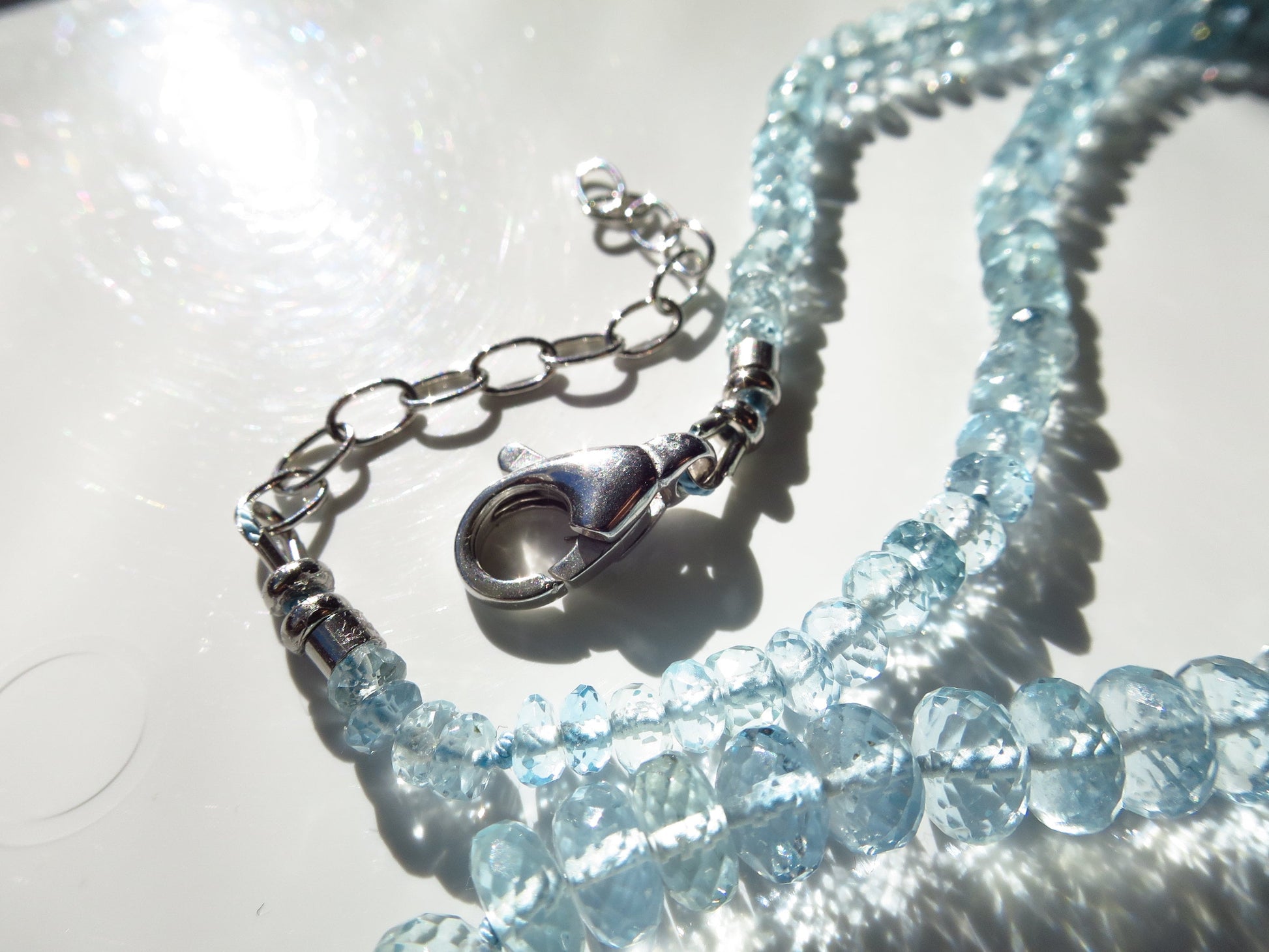 Brillante Aquamarin-Halskette rhodiniertem Sterlingsilber Verschluss, facettierter Aquamarin Natur unbehandleter Edlestein Seide geknüpft