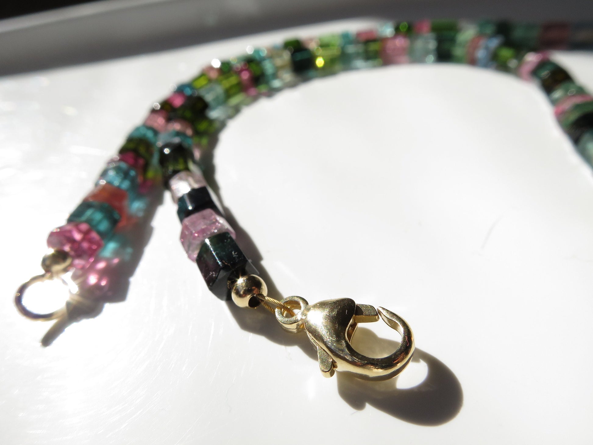 Multicolor Turmalin Halskette blau, grün, rosa klare natürliche Edelstein Verschluss 9Karat Gold Natur unbehandelt bunt