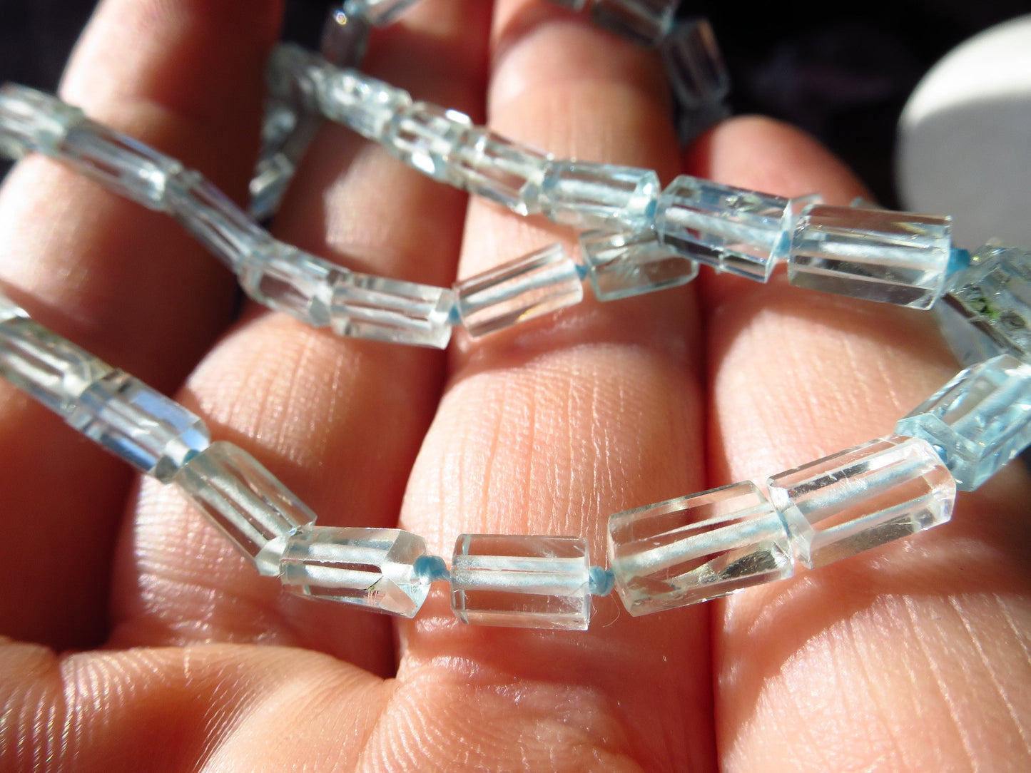 Brillante Aquamarin-Halskette Sterling Silber rhodiniert Verschluss, Spitzen poliert Aquamarin Natur unbehandleter Edelstein Seide geknüpft