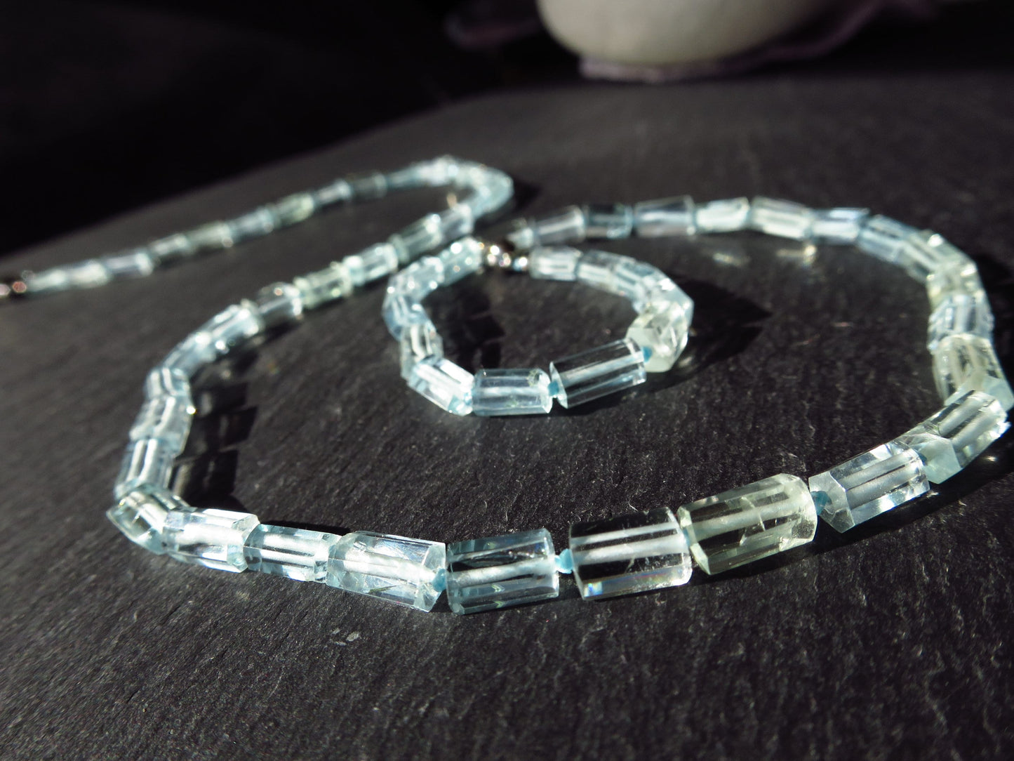 Brillante Aquamarin-Halskette Sterling Silber rhodiniert Verschluss, Spitzen poliert Aquamarin Natur unbehandleter Edelstein Seide geknüpft