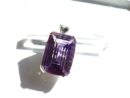 Natürlicher lila Amethyst Anhänger gefasst in Sterling Silber Natur Stein unbehandelt aufwendig geschliffen Brasilien