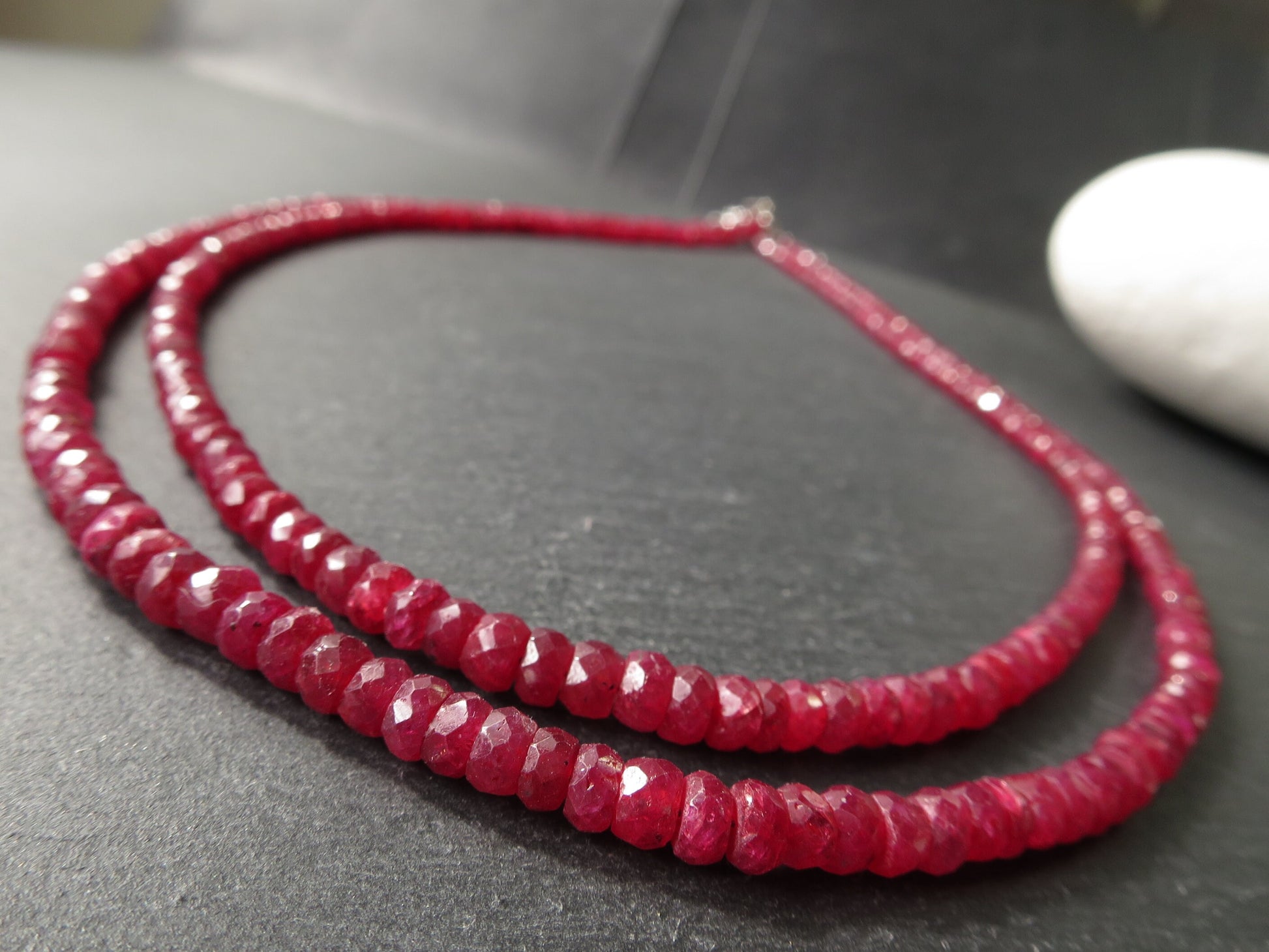 Echte 2 Reihige natürliche facettierte rote Rubin Kette Collier unbehandelter Edelstein Sterling Silber Verschluss rhodiniert Naturfarbe