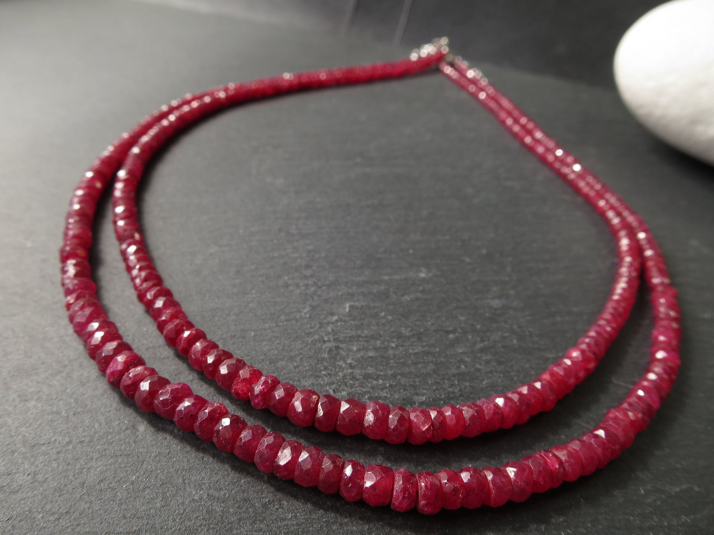 Echte 2 Reihige natürliche facettierte rote Rubin Kette Collier unbehandelter Edelstein Sterling Silber Verschluss rhodiniert Naturfarbe