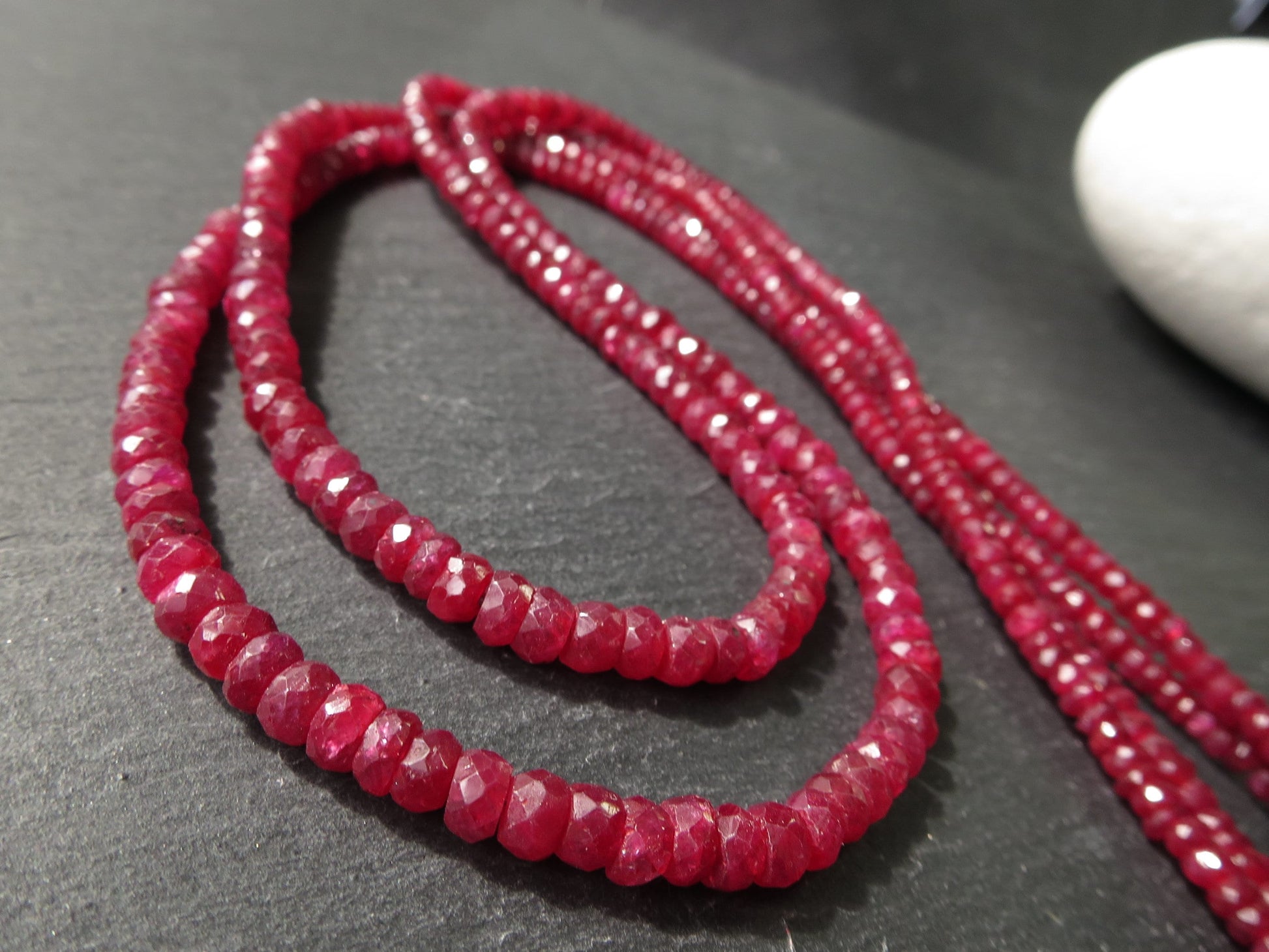 Echte 2 Reihige natürliche facettierte rote Rubin Kette Collier unbehandelter Edelstein Sterling Silber Verschluss rhodiniert Naturfarbe