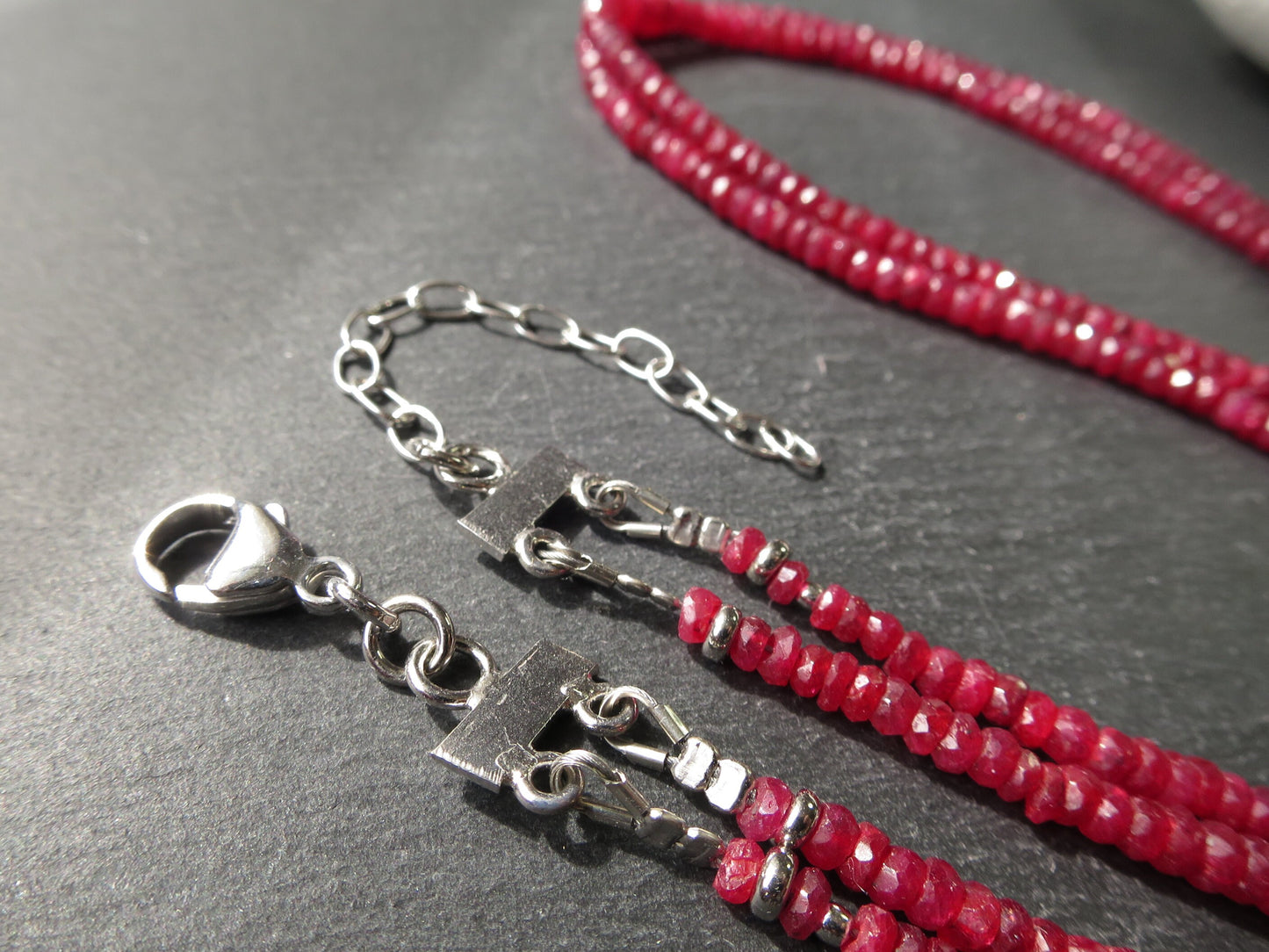 Echte 2 Reihige natürliche facettierte rote Rubin Kette Collier unbehandelter Edelstein Sterling Silber Verschluss rhodiniert Naturfarbe