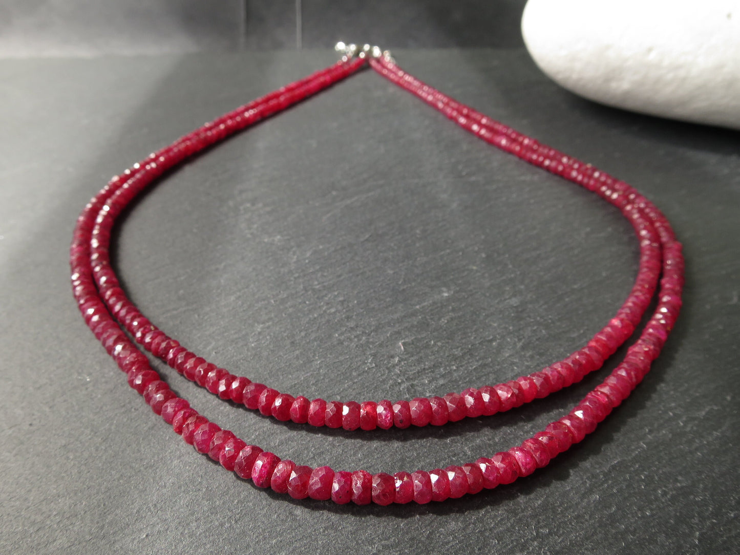 Echte 2 Reihige natürliche facettierte rote Rubin Kette Collier unbehandelter Edelstein Sterling Silber Verschluss rhodiniert Naturfarbe