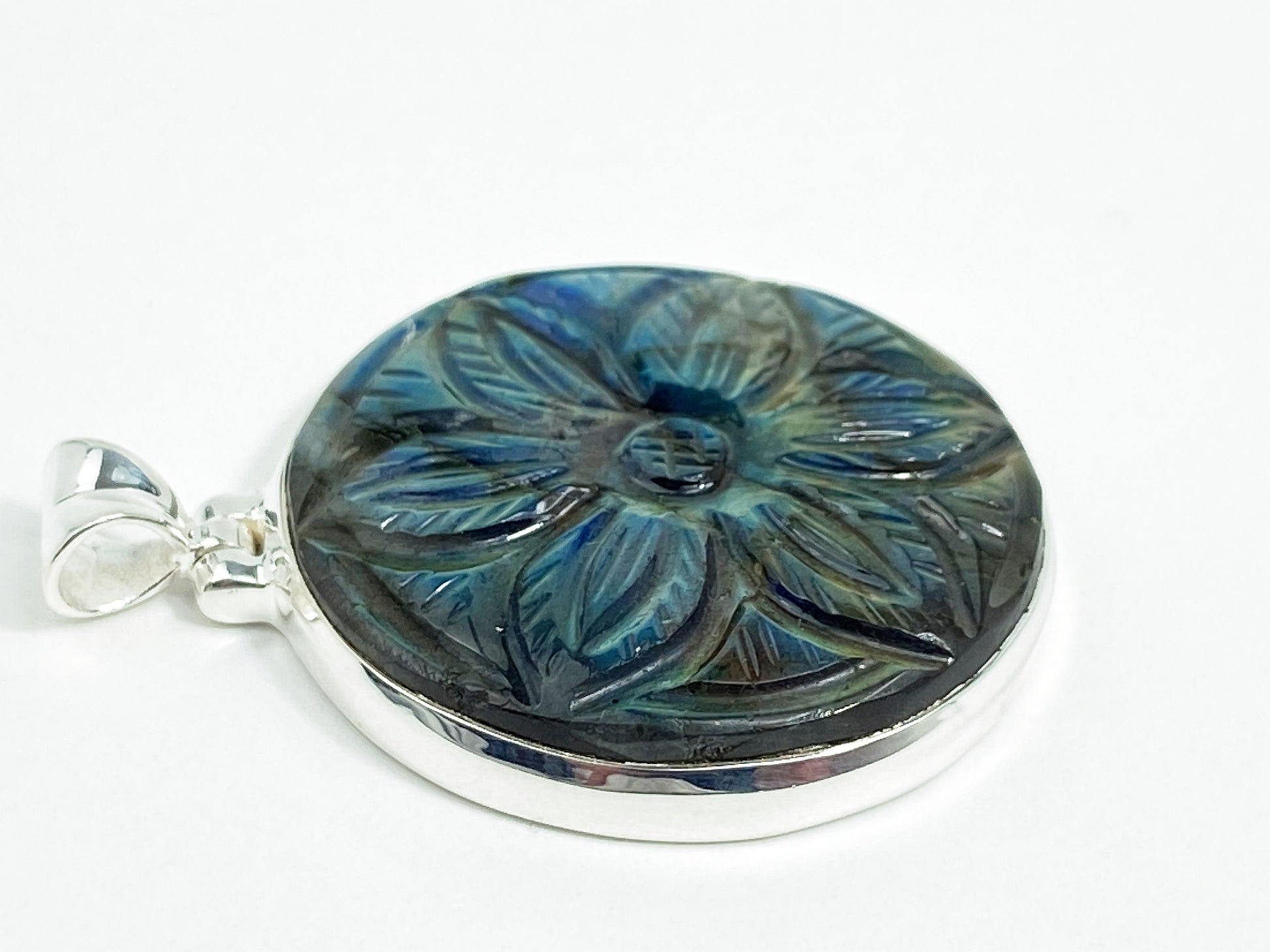 Gravierter Labradorit Anhänger 925 Sterling Silber / gravierter natürlicher unbehandelter Edelstein Cabochon Anhänger massiv Blume