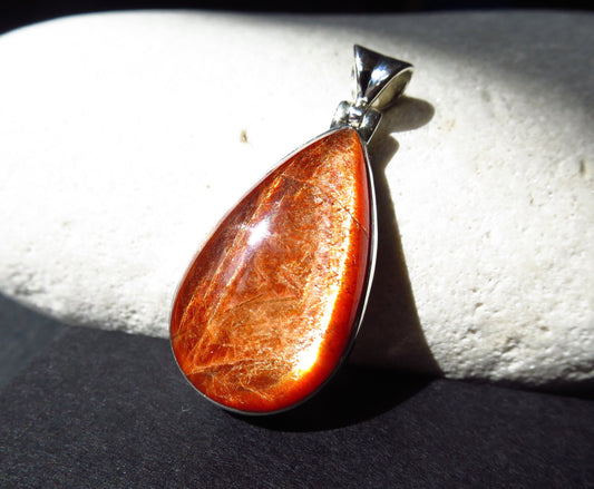 Strahlender Sonnenstein Anhänger orange Afrikanischer Sonnenstein Tansania gefasst 925 Sterling Silber Natur Edelstein Tropfen Cabochon