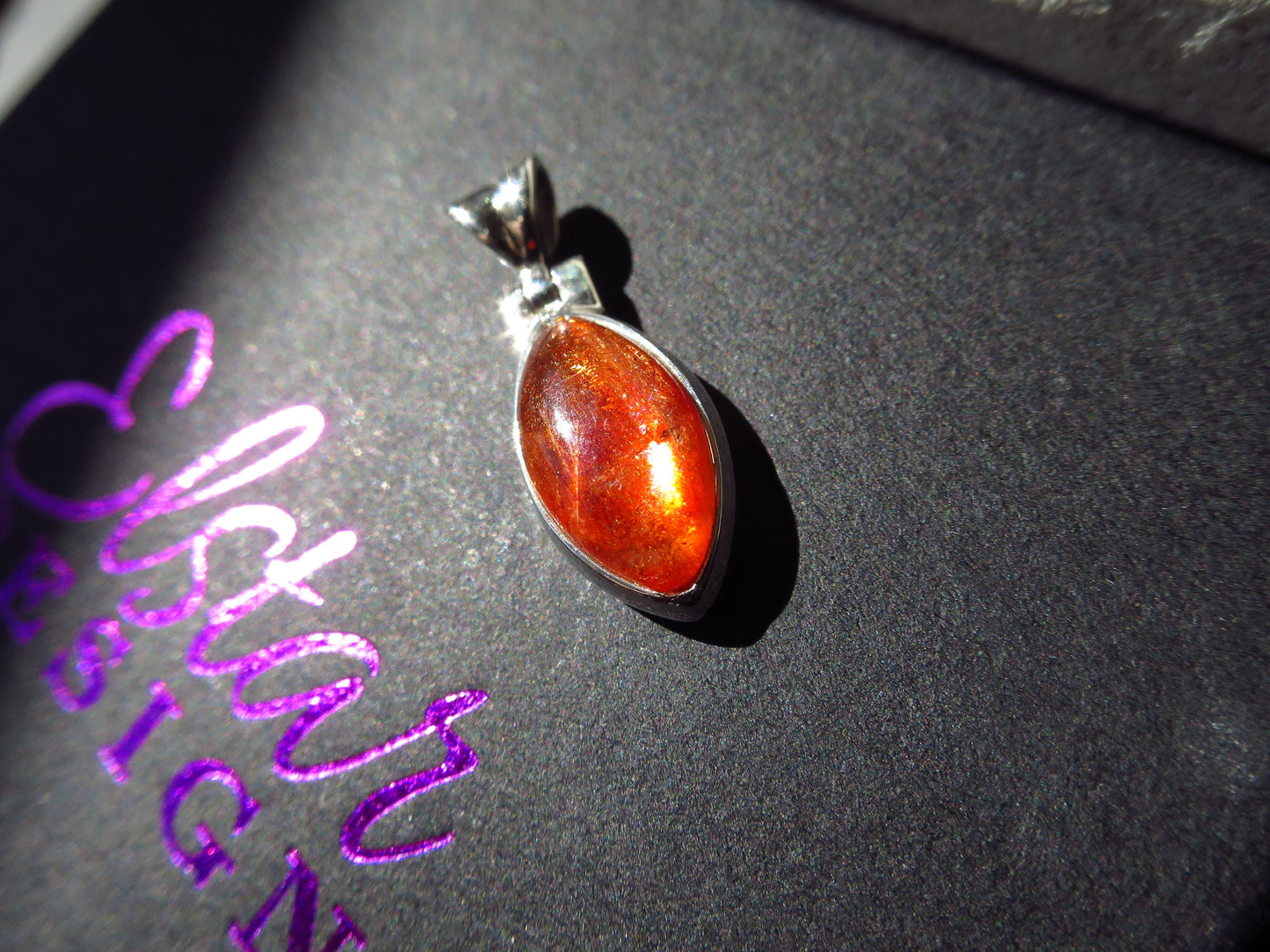 Strahlender Sonnenstein Anhänger orange Afrikanischer Sonnenstein Tansania gefasst 925 Sterling Silber Natur Edelstein Tropfen Cabochon