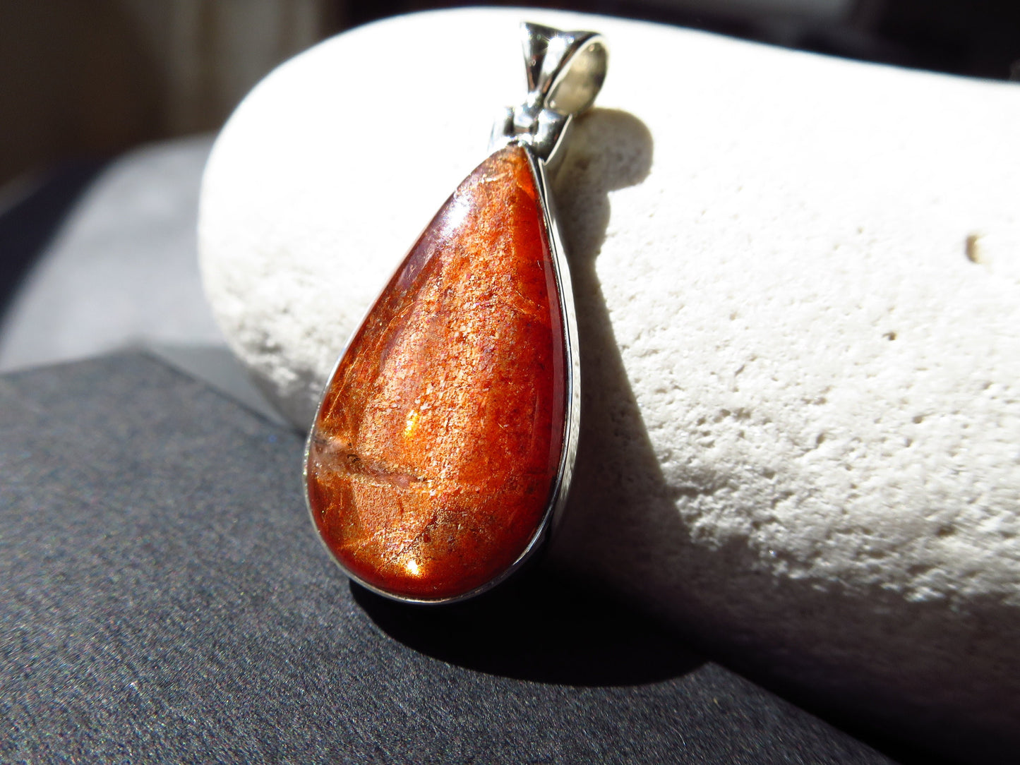 Strahlender Sonnenstein Anhänger orange Afrikanischer Sonnenstein Tansania gefasst 925 Sterling Silber Natur Edelstein Tropfen Cabochon