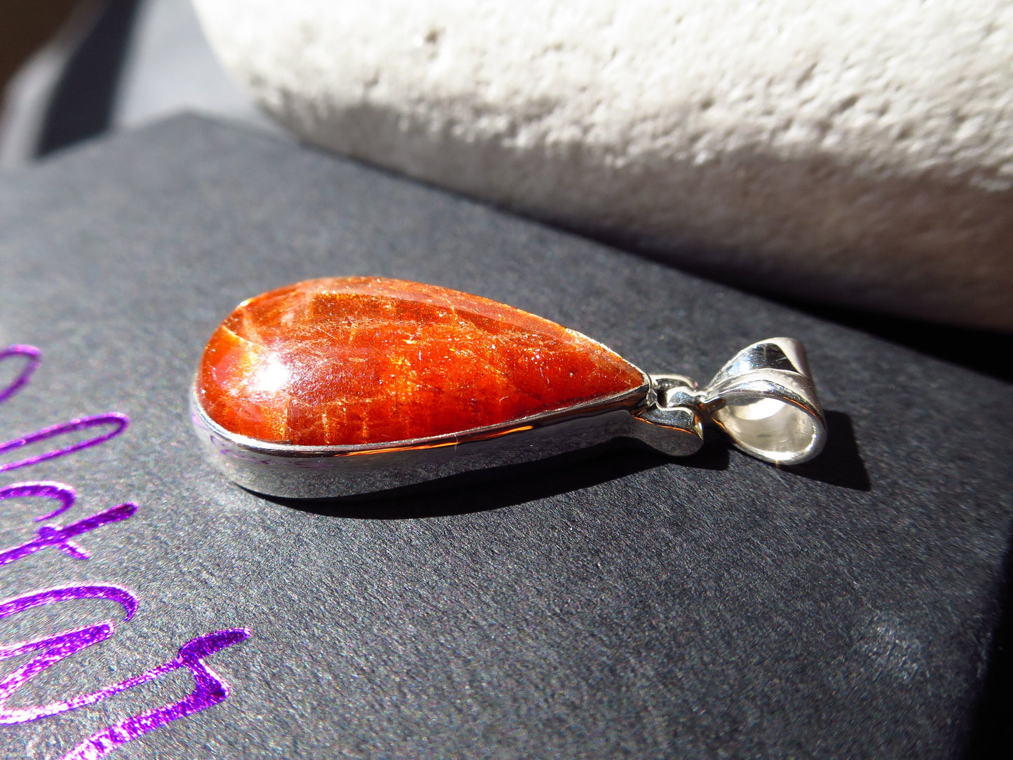 Strahlender Sonnenstein Anhänger orange Afrikanischer Sonnenstein Tansania gefasst 925 Sterling Silber Natur Edelstein Tropfen Cabochon