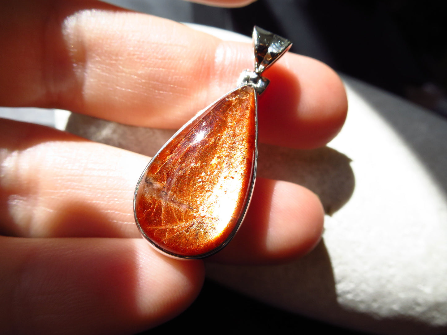 Strahlender Sonnenstein Anhänger orange Afrikanischer Sonnenstein Tansania gefasst 925 Sterling Silber Natur Edelstein Tropfen Cabochon