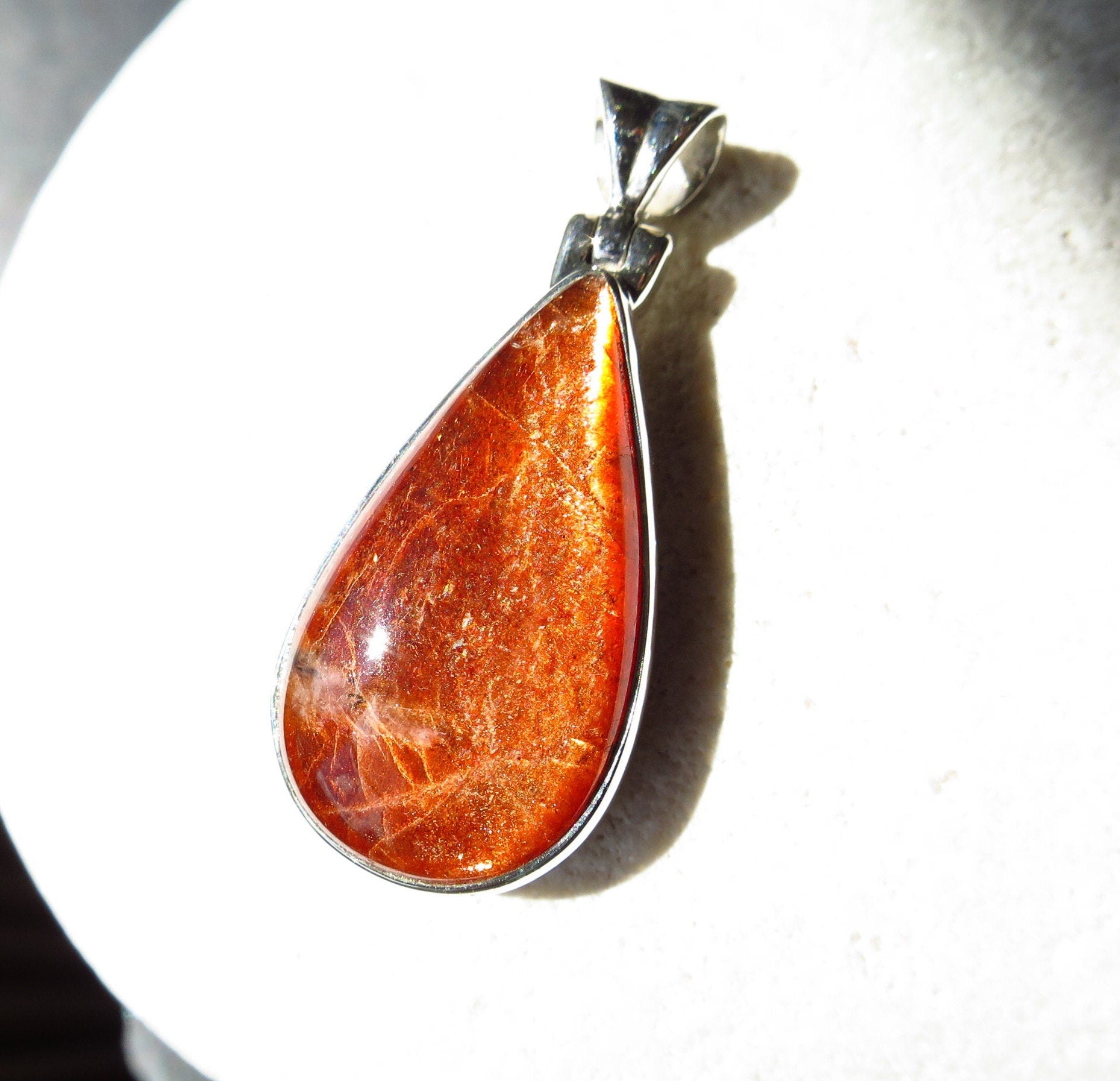 Strahlender Sonnenstein Anhänger orange Afrikanischer Sonnenstein Tansania gefasst 925 Sterling Silber Natur Edelstein Tropfen Cabochon