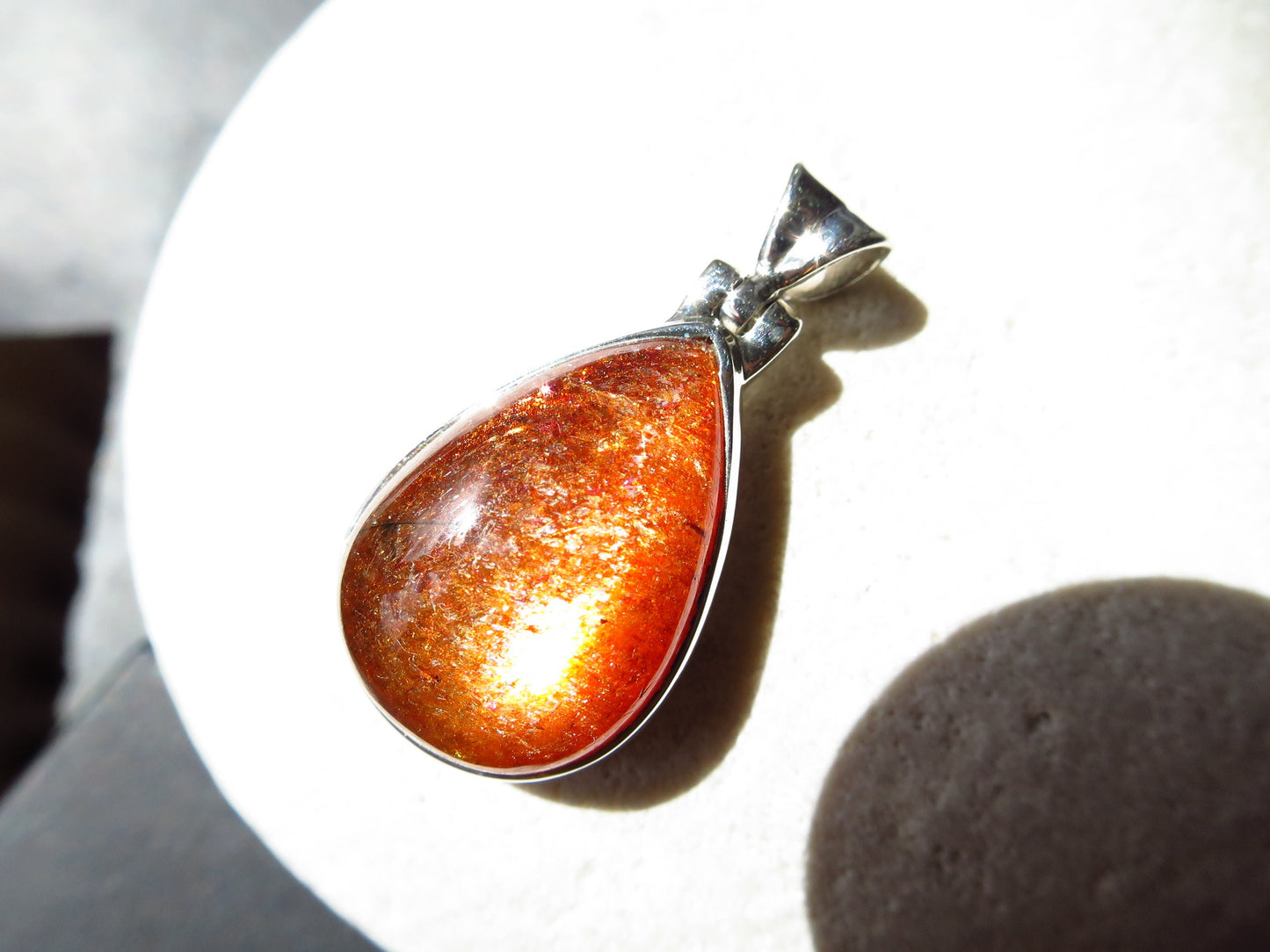 Strahlender Sonnenstein Anhänger orange Afrikanischer Sonnenstein Tansania gefasst 925 Sterling Silber Natur Edelstein Tropfen Cabochon