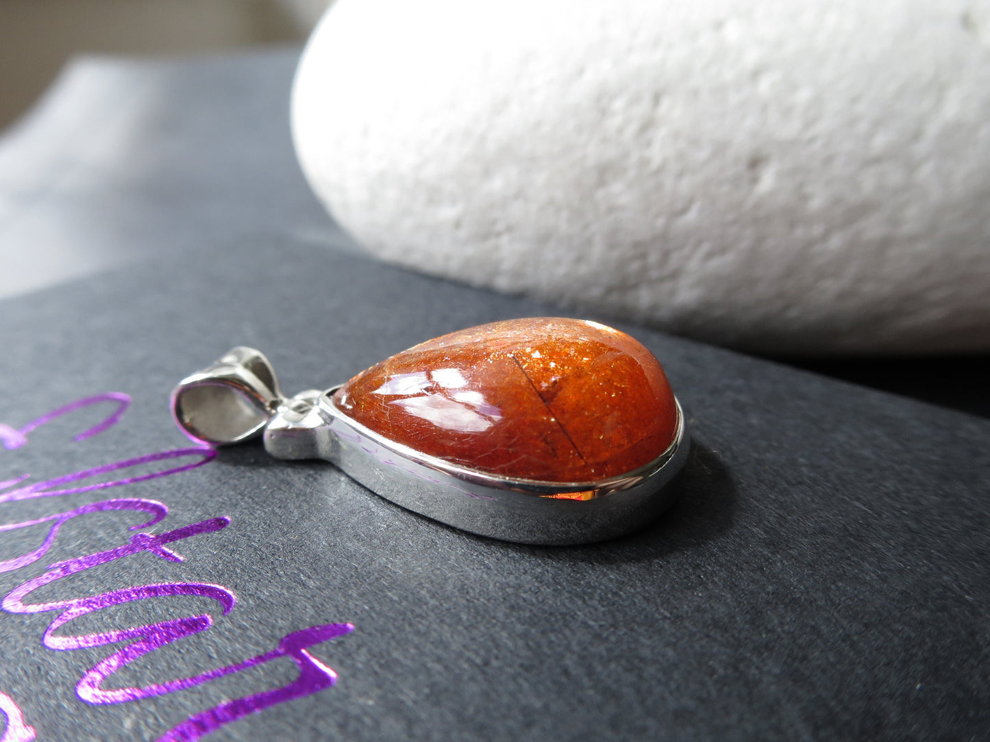 Strahlender Sonnenstein Anhänger orange Afrikanischer Sonnenstein Tansania gefasst 925 Sterling Silber Natur Edelstein Tropfen Cabochon