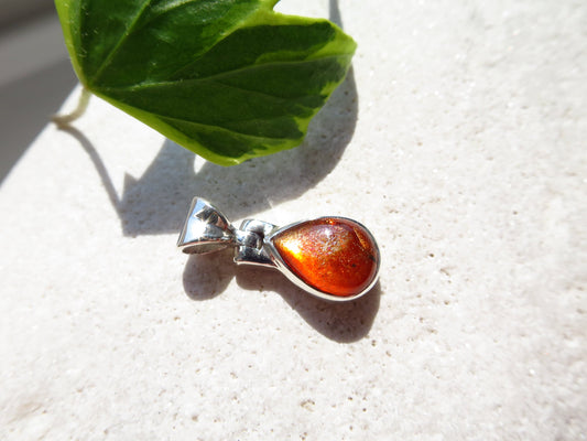 Strahlender Mini Sonnenstein Anhänger orange Afrikanischer Sonnenstein Tansania gefasst 925 Sterling Silber Natur Edelstein Tropfen Cabochon