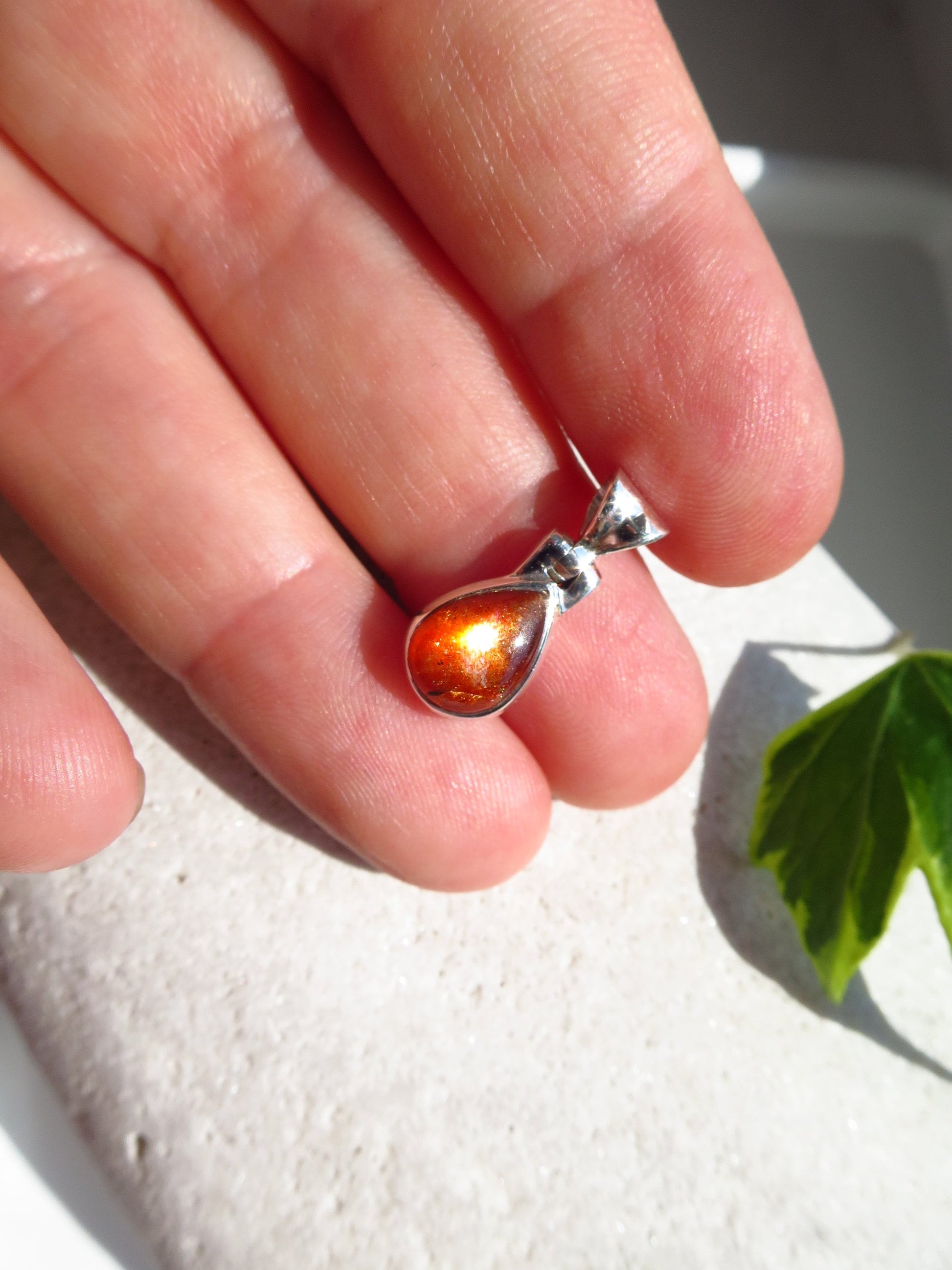 Strahlender Mini Sonnenstein Anhänger orange Afrikanischer Sonnenstein Tansania gefasst 925 Sterling Silber Natur Edelstein Tropfen Cabochon