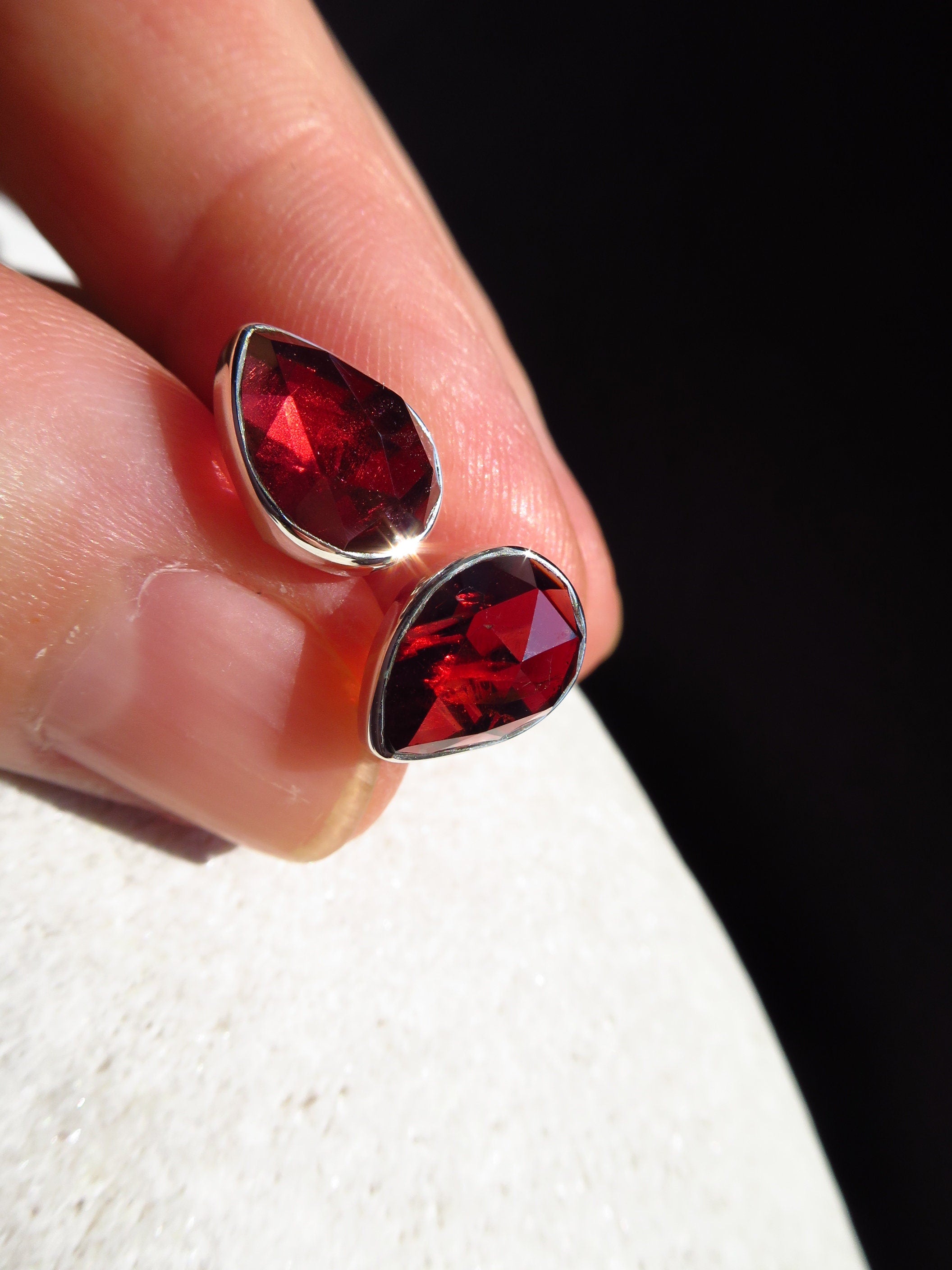 Granat Ohrstecker Silber Granat Rose cut Mosambik Granat Silber Ohrringe Granat Edelstein rot Granat Ohrstecker Natur Edelstein Unikat