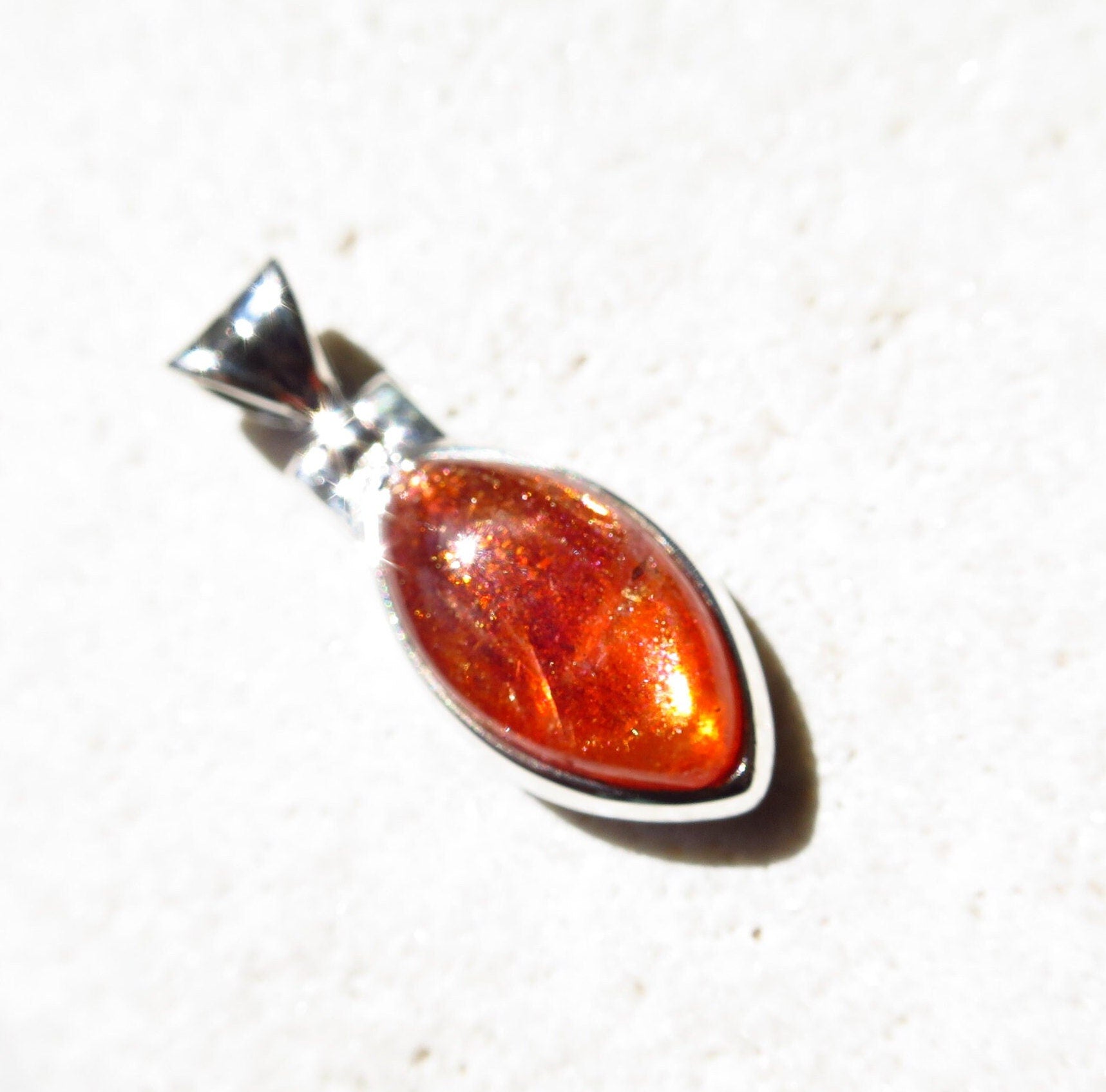 Strahlender Sonnenstein Anhänger orange Afrikanischer Sonnenstein Tansania gefasst 925 Sterling Silber Natur Edelstein Tropfen Cabochon