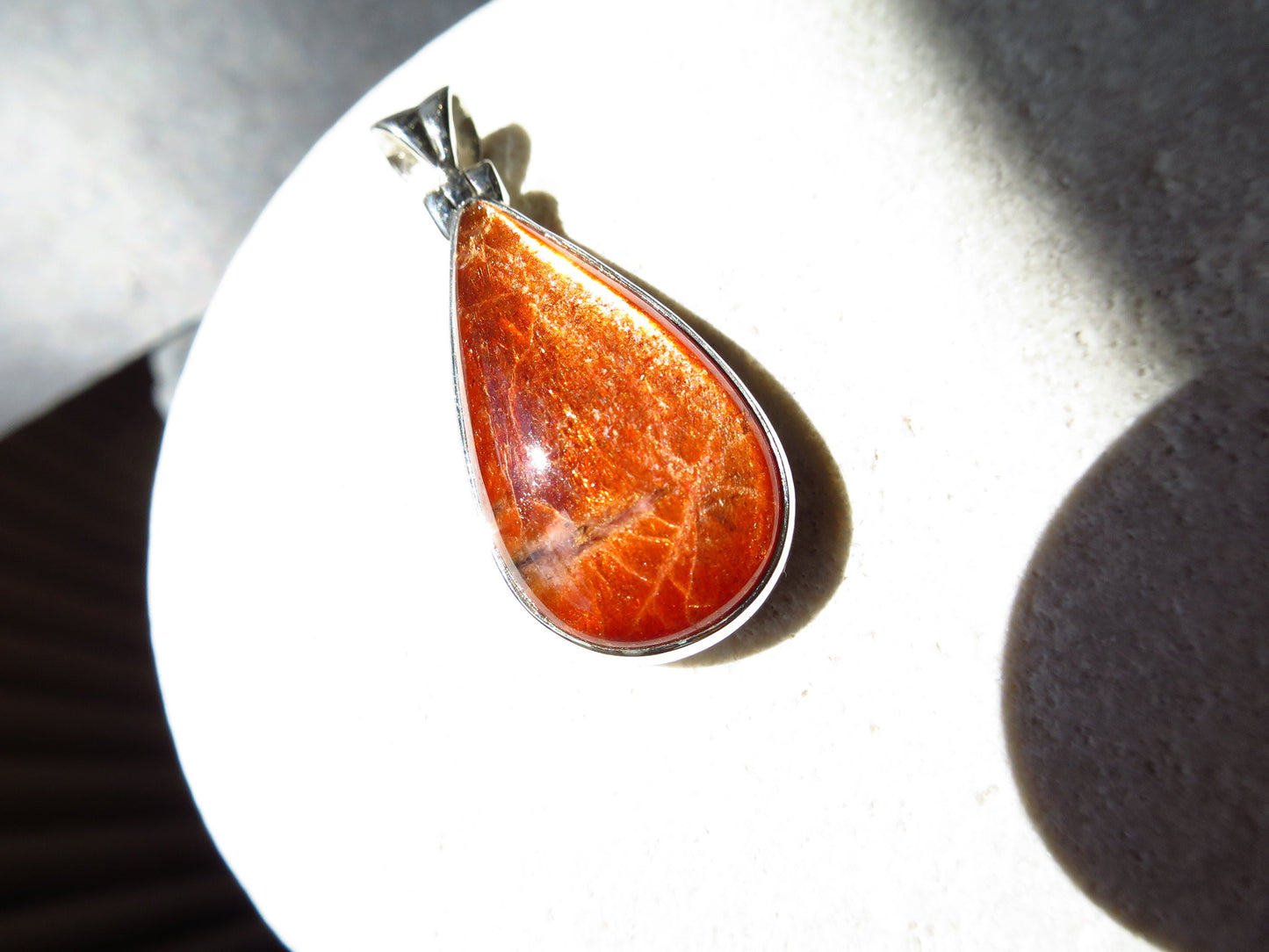 Strahlender Sonnenstein Anhänger orange Afrikanischer Sonnenstein Tansania gefasst 925 Sterling Silber Natur Edelstein Tropfen Cabochon