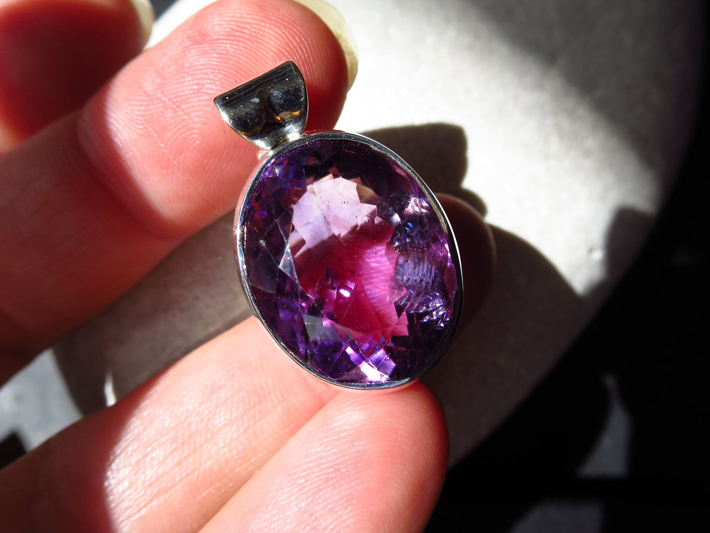 Facettierter Amethyst Anhänger gefasst in 925er-Sterlingsilber, lila Amethyst, Natur Edelstein-Anhänger unbehandelt