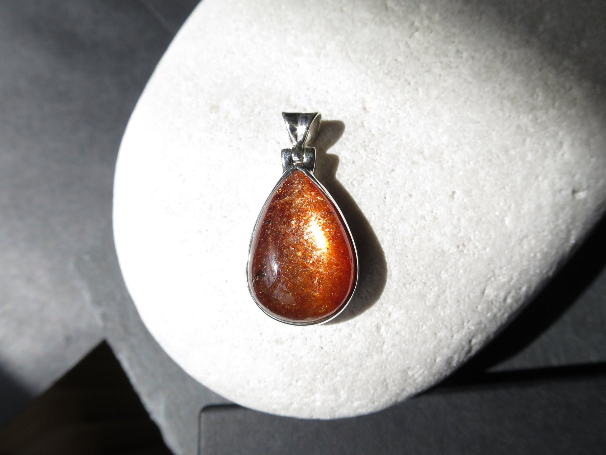 Strahlender Sonnenstein Anhänger orange Afrikanischer Sonnenstein Tansania gefasst 925 Sterling Silber Natur Edelstein Tropfen Cabochon