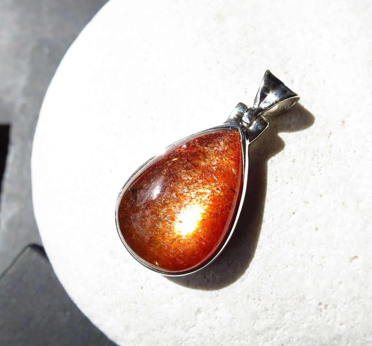 Strahlender Sonnenstein Anhänger orange Afrikanischer Sonnenstein Tansania gefasst 925 Sterling Silber Natur Edelstein Tropfen Cabochon