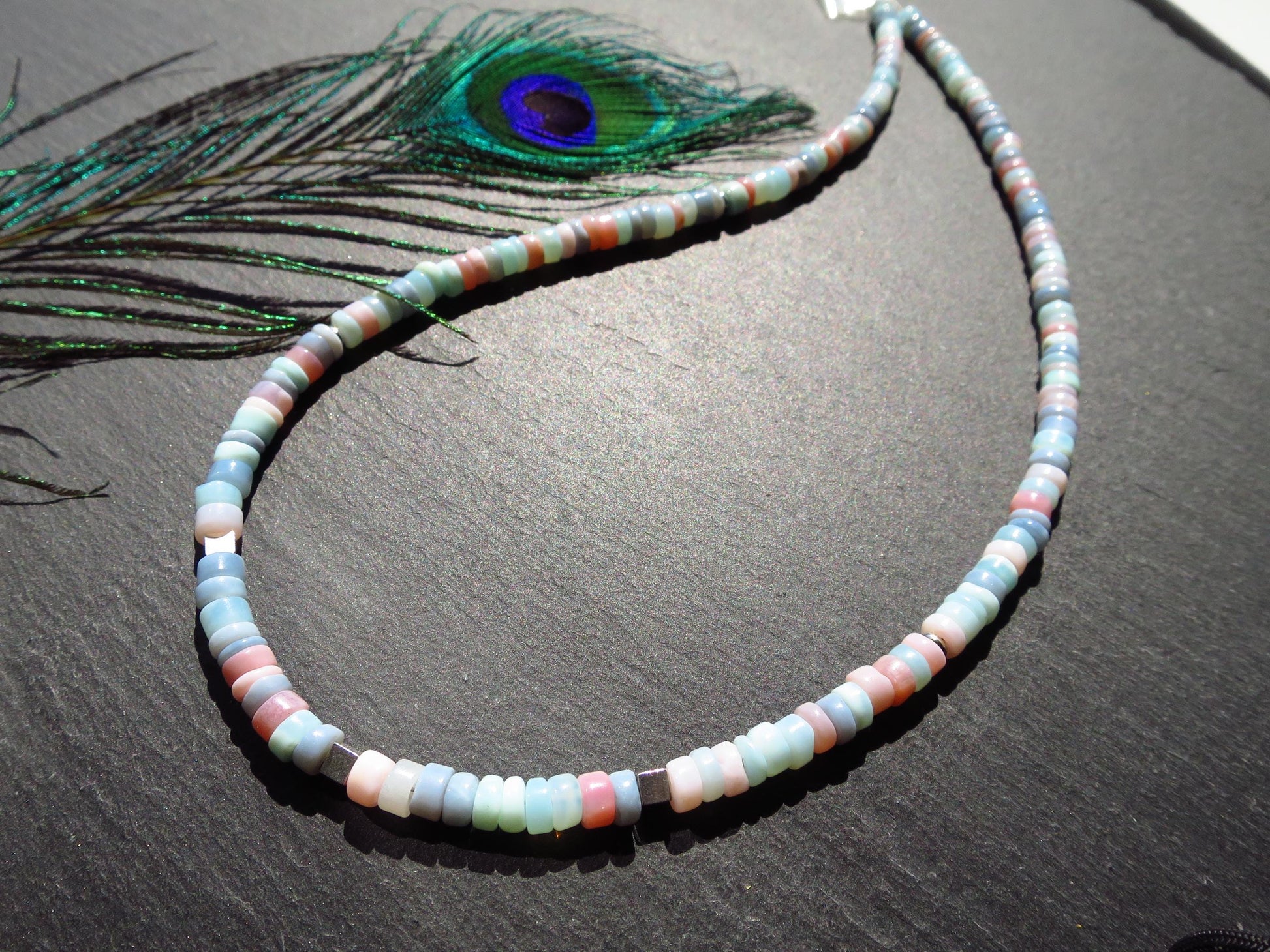 Lässige Retro Look Peru Opal Kette rosa und blau natur unbehandelt Rondelle Sterling Silber rhodiniert Verschluss Opal Collier Pastell Farbe