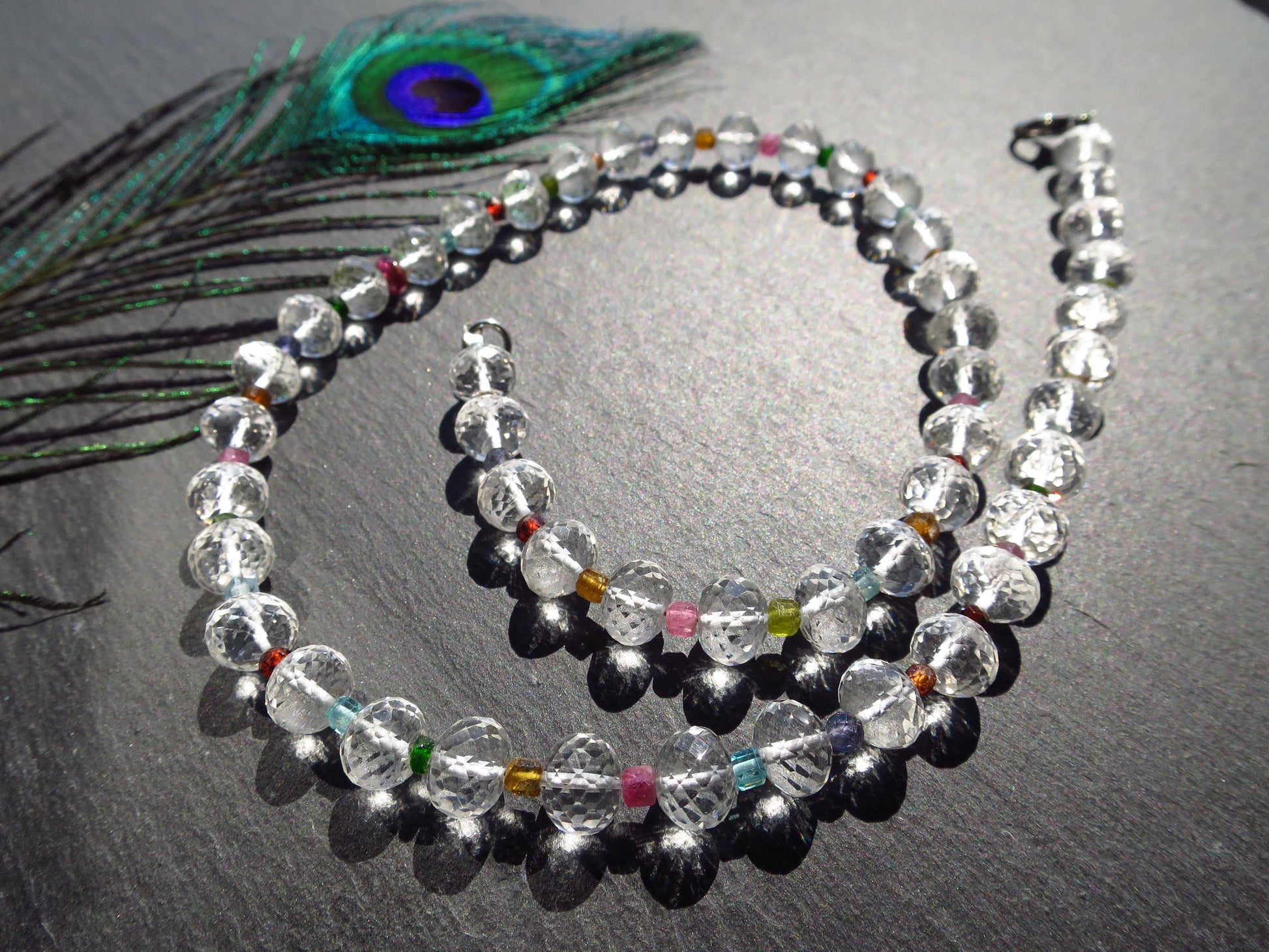 Bunte Bergkristall-Edelsteinkette natürliche unbehandelte Edelsteine Verschluss Sterlingsilber rhodiniert rosa Turmalin, Peridot, Granat