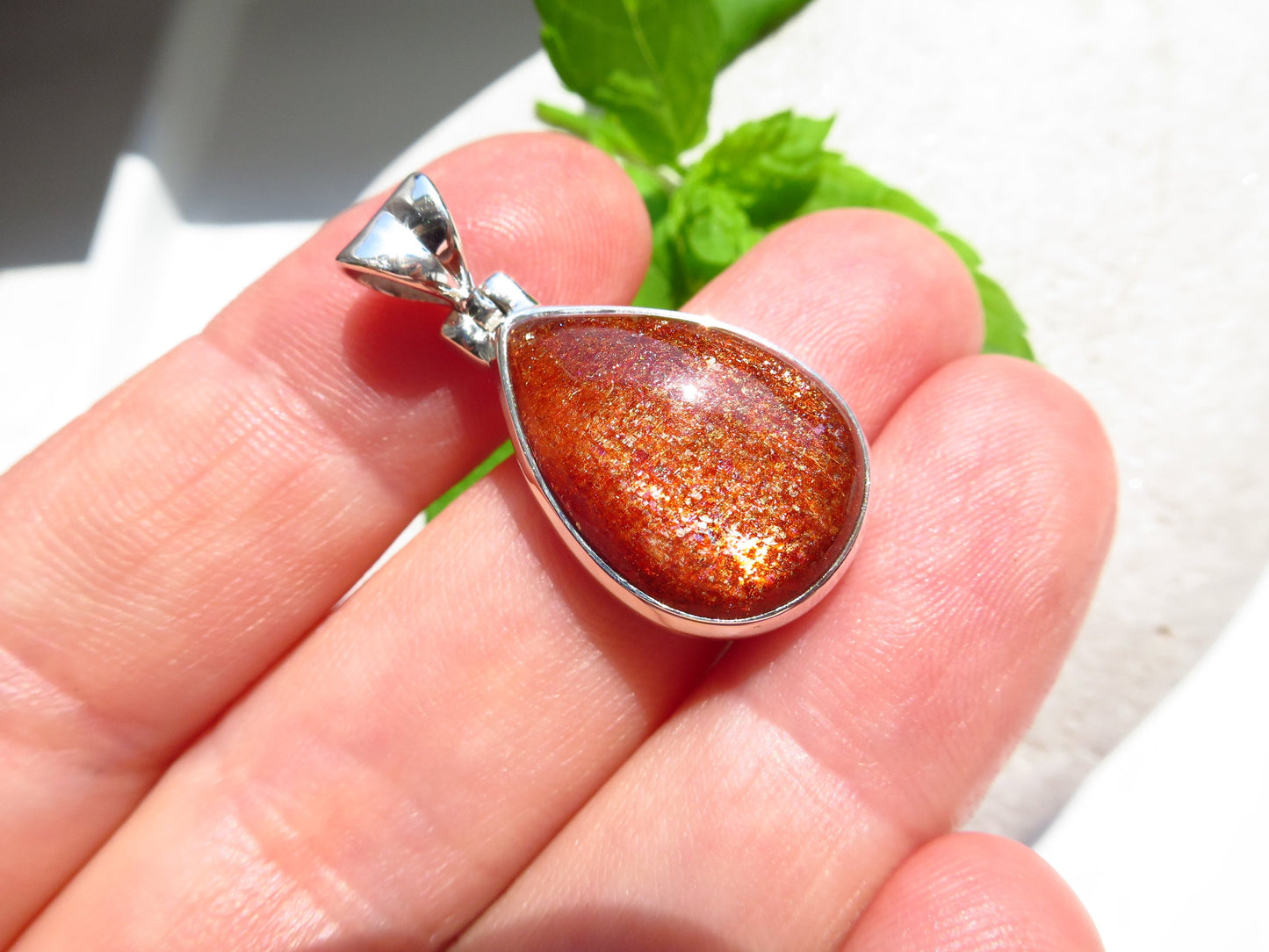 Strahlender Sonnenstein Anhänger orange Afrikanischer Sonnenstein Tansania gefasst 925 Sterling Silber Natur Edelstein Tropfen Cabochon