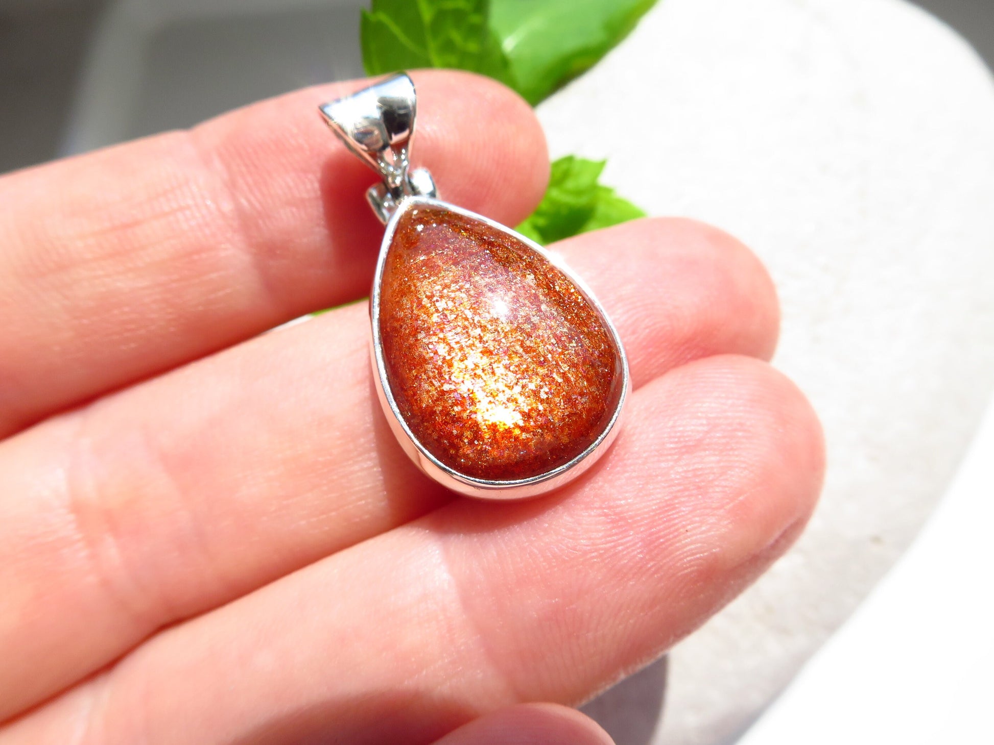 Strahlender Sonnenstein Anhänger orange Afrikanischer Sonnenstein Tansania gefasst 925 Sterling Silber Natur Edelstein Tropfen Cabochon