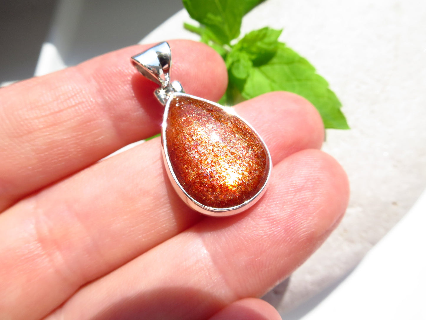 Strahlender Sonnenstein Anhänger orange Afrikanischer Sonnenstein Tansania gefasst 925 Sterling Silber Natur Edelstein Tropfen Cabochon