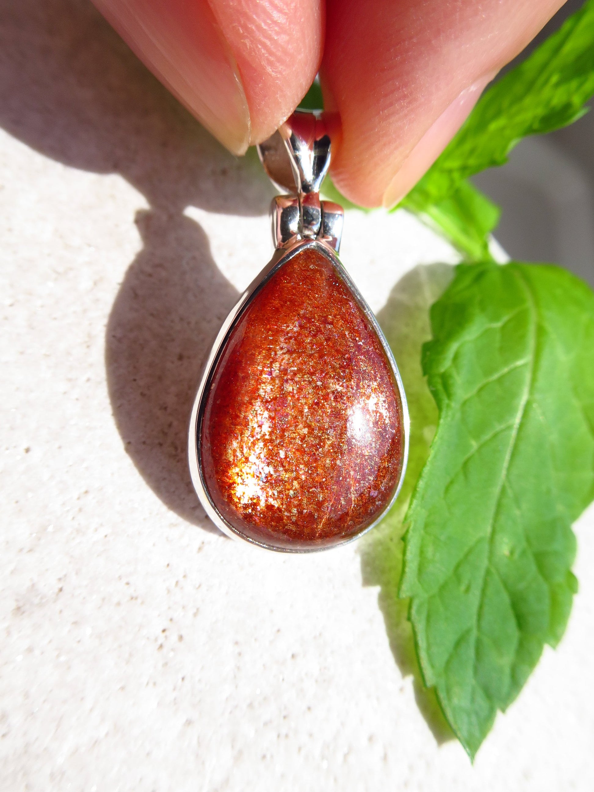 Strahlender Sonnenstein Anhänger orange Afrikanischer Sonnenstein Tansania gefasst 925 Sterling Silber Natur Edelstein Tropfen Cabochon