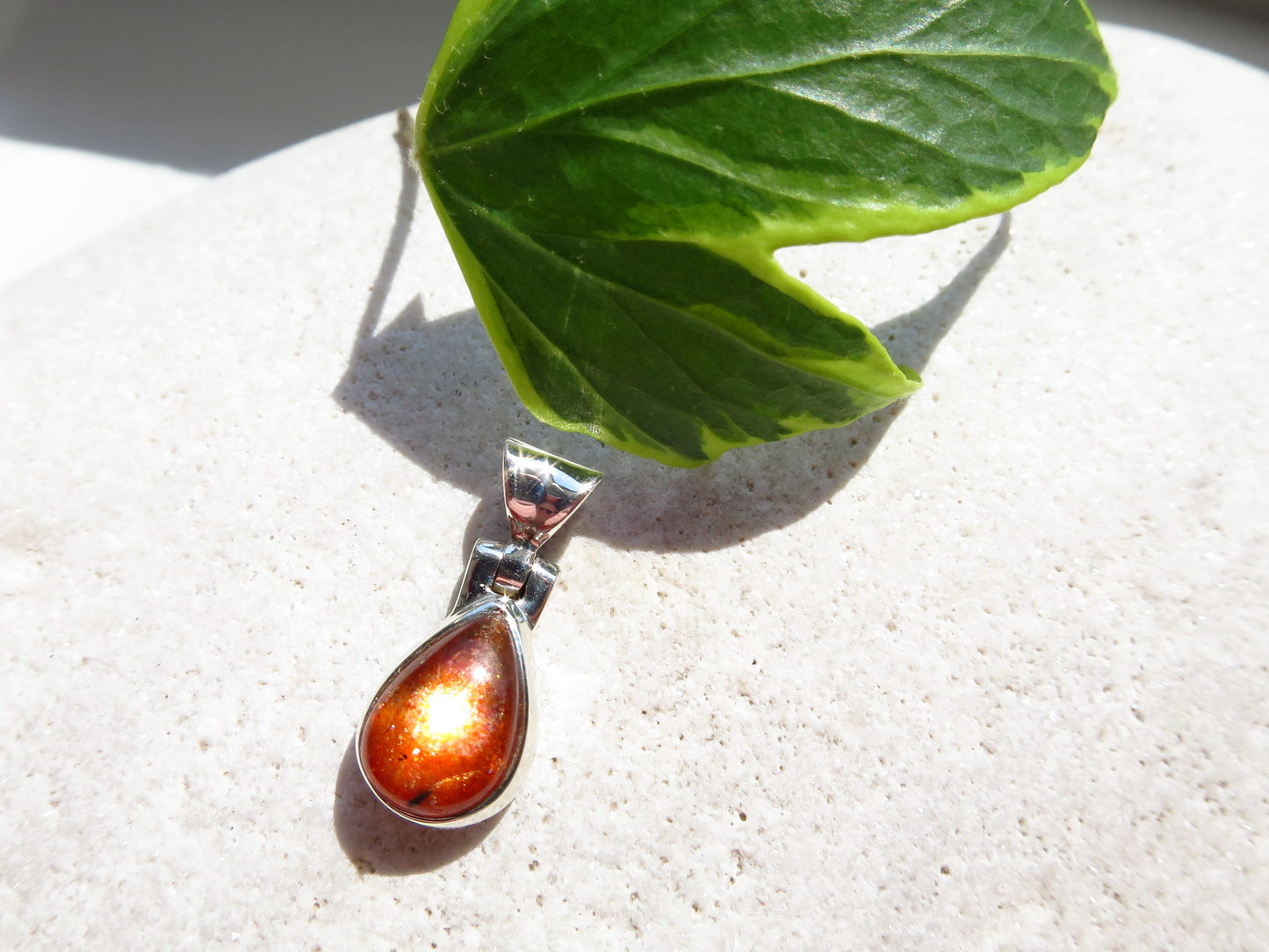 Strahlender Mini Sonnenstein Anhänger orange Afrikanischer Sonnenstein Tansania gefasst 925 Sterling Silber Natur Edelstein Tropfen Cabochon