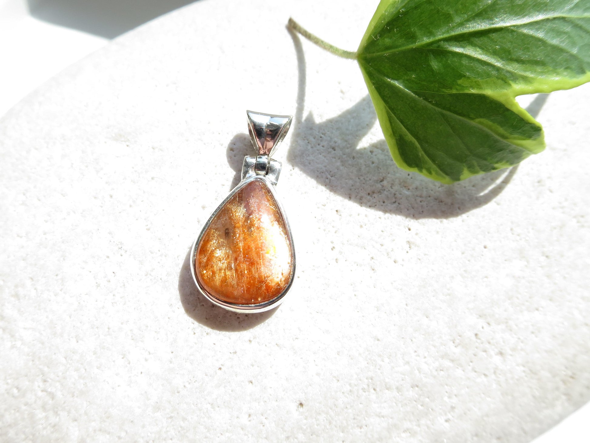 Strahlender Sonnenstein Anhänger orange Afrikanischer Sonnenstein Tansania gefasst 925 Sterling Silber Natur Edelstein Tropfen Cabochon