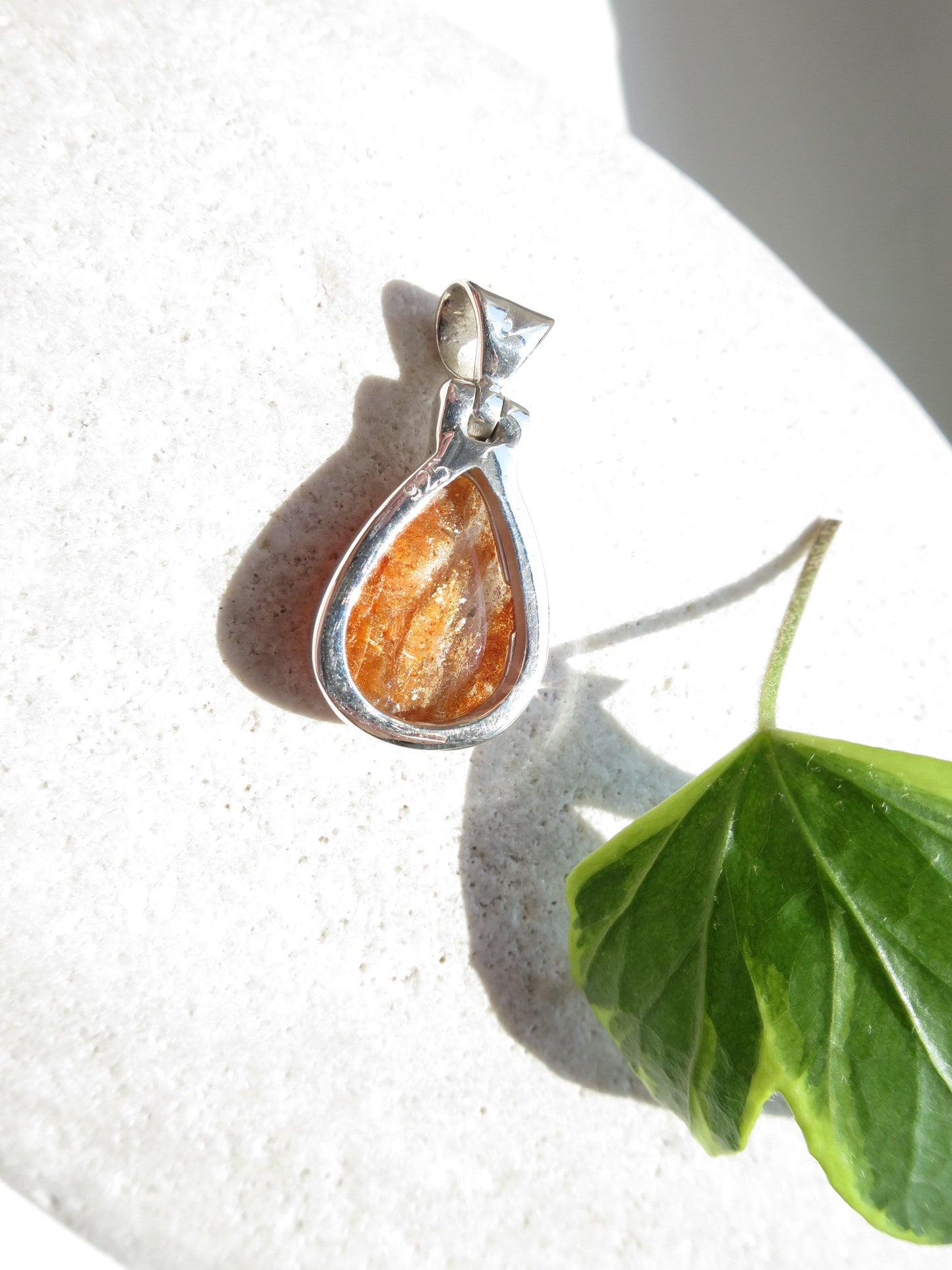 Strahlender Sonnenstein Anhänger orange Afrikanischer Sonnenstein Tansania gefasst 925 Sterling Silber Natur Edelstein Tropfen Cabochon