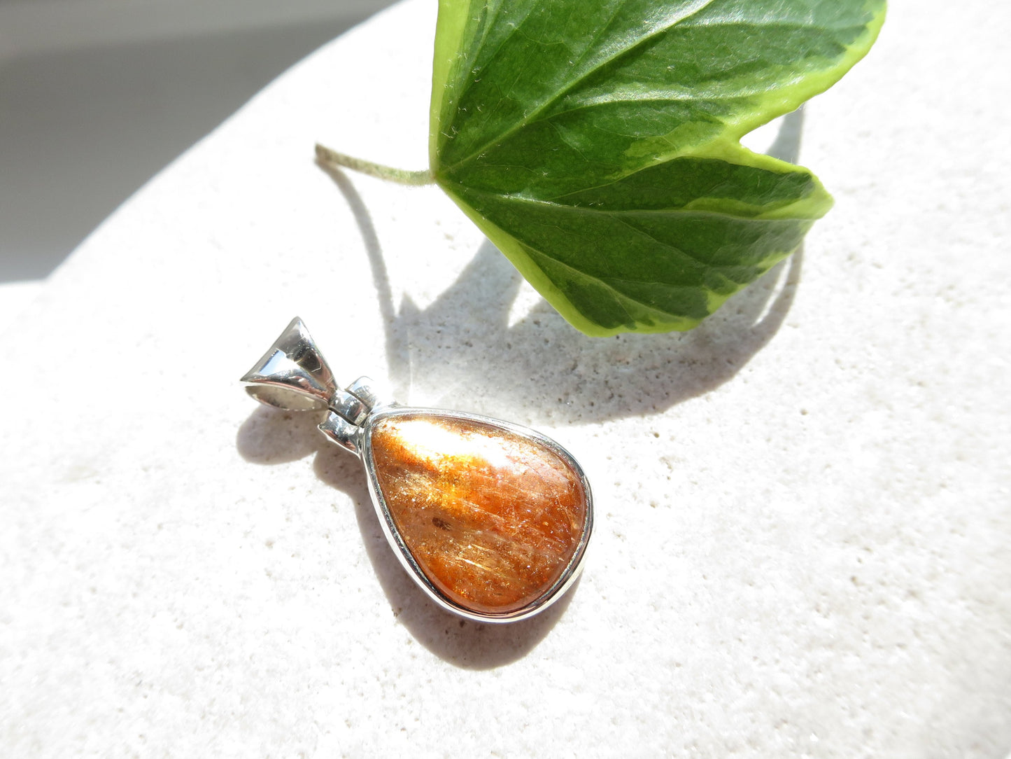 Strahlender Sonnenstein Anhänger orange Afrikanischer Sonnenstein Tansania gefasst 925 Sterling Silber Natur Edelstein Tropfen Cabochon