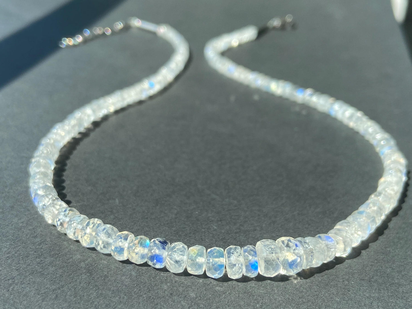 Regenbogen Mondstein Kette, weißer Labradorit facettierte natürliche unbehandelte Edelsteine Kette mit 925 Silber Verschluss